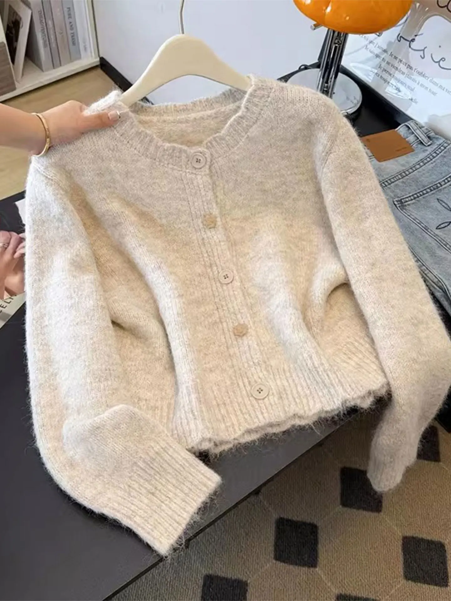 Korean Style Soft Cozy Short Knitted Sweater Jacket Women's Early Spring plus Size Cute Open Cardigan Top Casual Comfortable
Korean Style Soft Cozy Short Knitted Sweater Jacket Women's Early Spring plus Size Cute Open Cardigan Top Casual Comfortable