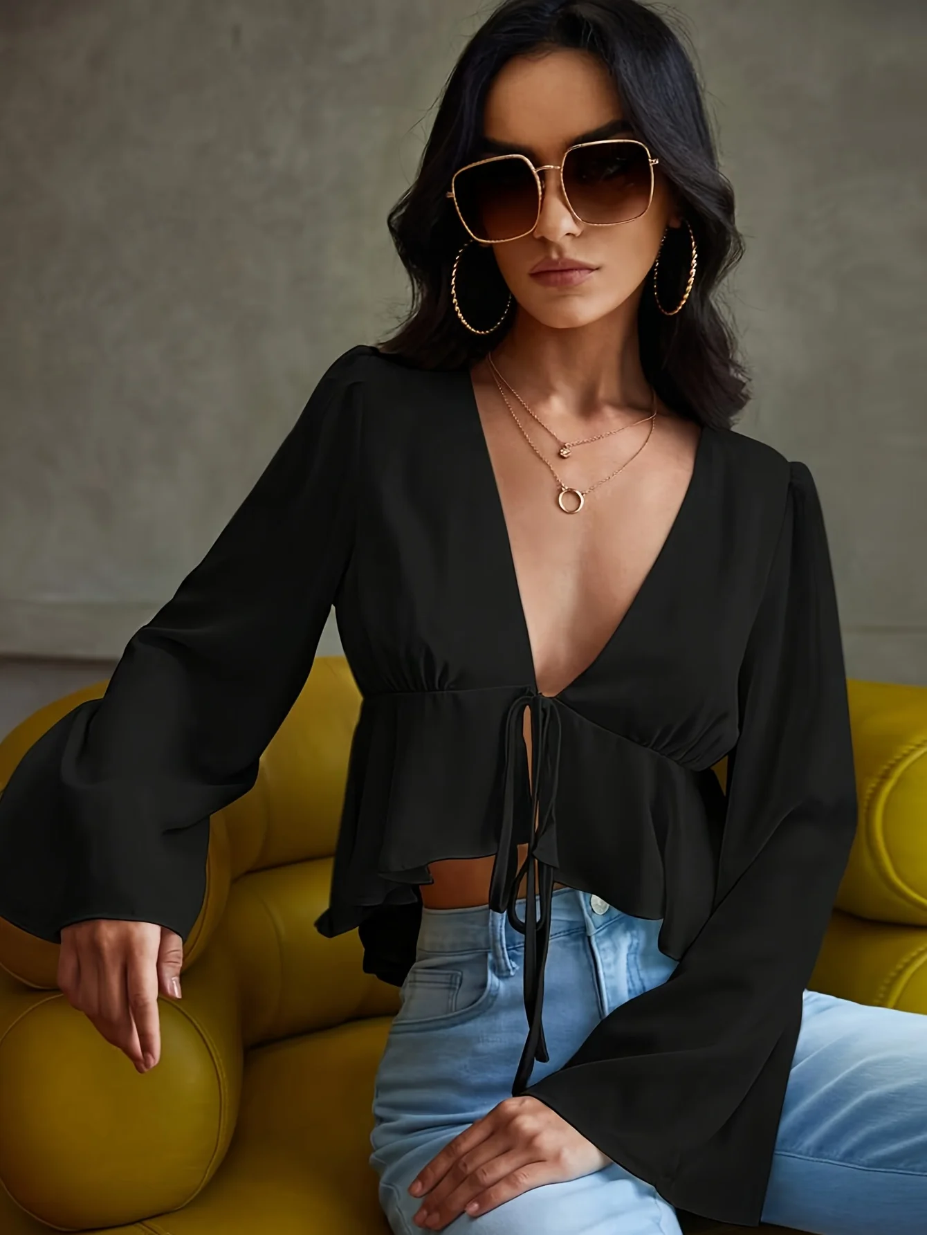 Женский укороченный топ с баской и глубоким v-образным вырезом, расклешенными рукавами и завязками спереди, элегантная вечерняя блузка
Женский укороченный топ с баской и глубоким v-образным вырезом, расклешенными рукавами и завязками спереди, элегантная вечерняя блузка