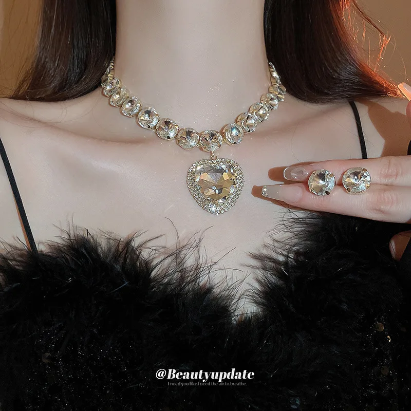 Geometric splicing crystal love necklace earrings set design sense collarbone chain light luxury temperament jewelry
Geometric splicing crystal love necklace earrings set design sense collarbone chain light luxury temperament jewelry