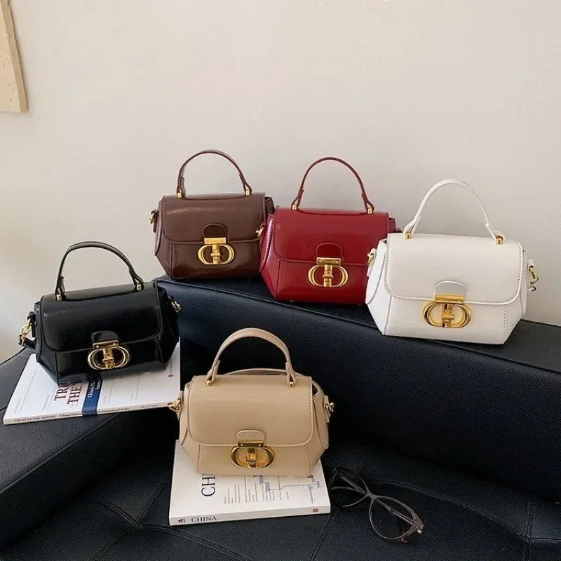 Trendy Design Letter Logo Diaper Bag Luxury Tote Messenger Purse For Women Solid Color Commuter Bag Elegant Leather Classic
Trendy Design Letter Logo Diaper Bag Luxury Tote Messenger Purse For Women Solid Color Commuter Bag Elegant Leather Classic