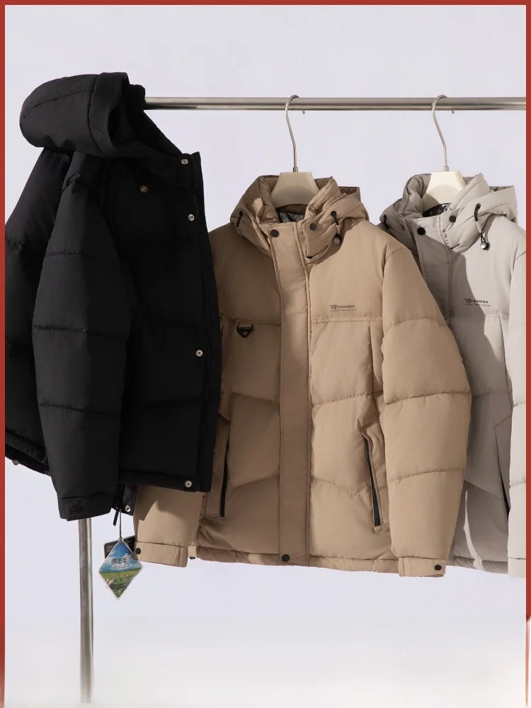 Съемная шапка с наполнителем ягненка, уличная повседневная мужская новая зимняя хлопковая куртка, модная теплая молния с капюшоном, украшенная свободной посадкой, полиэтиленовая...
Съемная шапка с наполнителем ягненка, уличная повседневная мужская новая зимняя хлопковая куртка, модная теплая молния с капюшоном, украшенная свободной посадкой, полиэтиленовая...