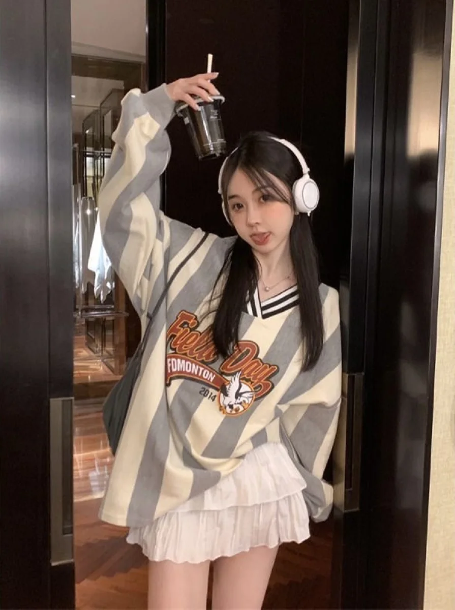 V-Neck Striped Baseball Contrasting Color Long-Sleeved Loose Sweatshirt Women Spring Autumn New Sports Casual Mid-Length Top
V-Neck Striped Baseball Contrasting Color Long-Sleeved Loose Sweatshirt Women Spring Autumn New Sports Casual Mid-Length Top