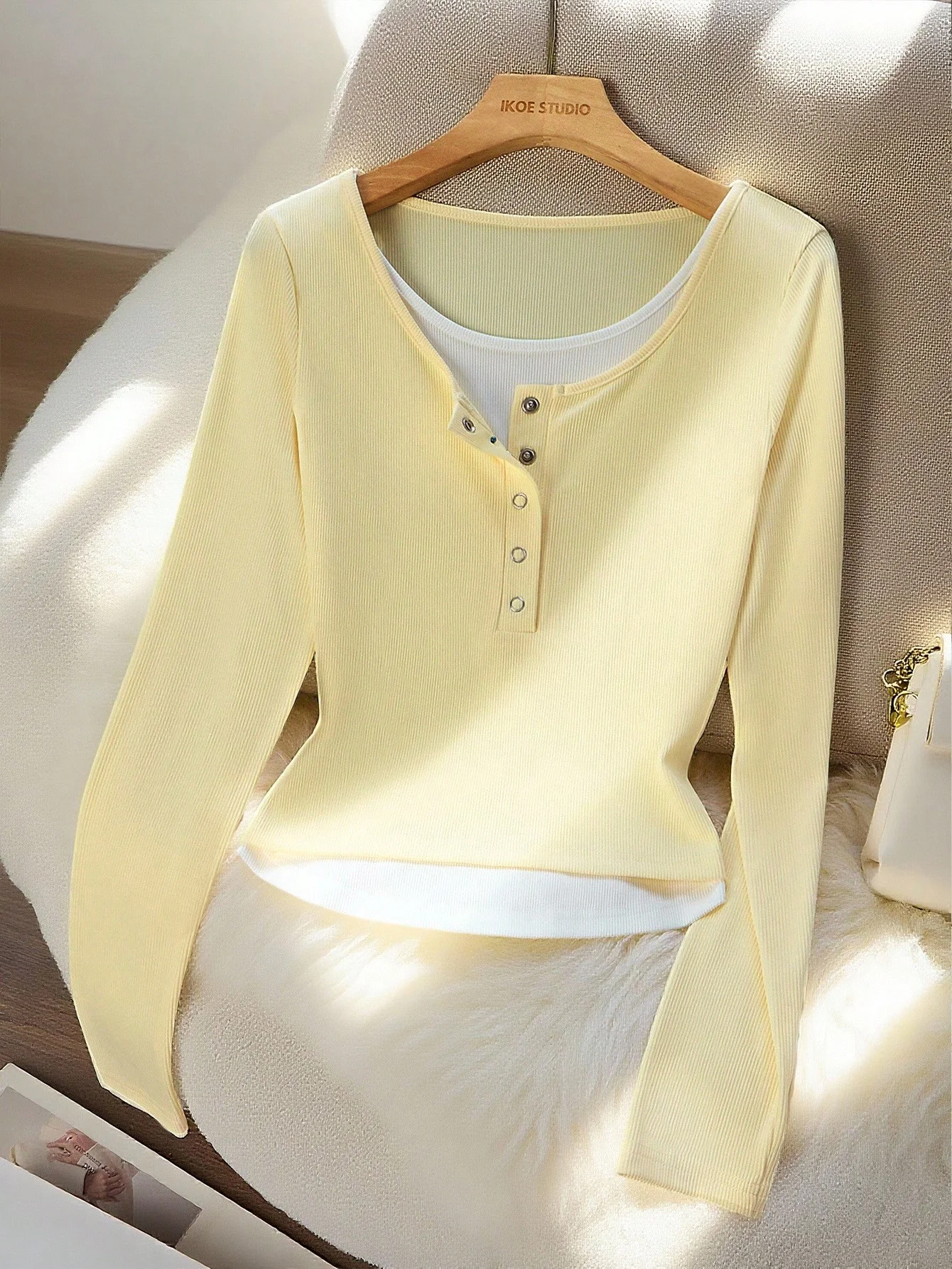 Два трикотажных топа для женщин весной и осенью, с европейским и американским стилем на пуговицах и утягивающим эффектом.
Два трикотажных топа для женщин весной и осенью, с европейским и американским стилем на пуговицах и утягивающим эффектом.