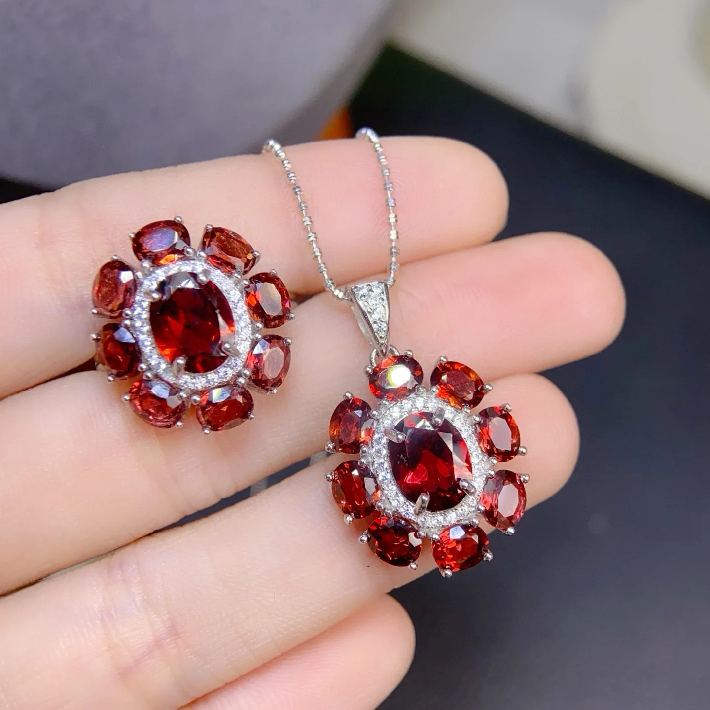 Набор колец с натуральным винно-красным гранатом, стерлинговое серебро S925, инкрустированный гранатом, основной камень 7*9 мм, 4*5 мм
Набор колец с натуральным винно-красным гранатом, стерлинговое серебро S925, инкрустированный гранатом, основной камень 7*9 мм, 4*5 мм