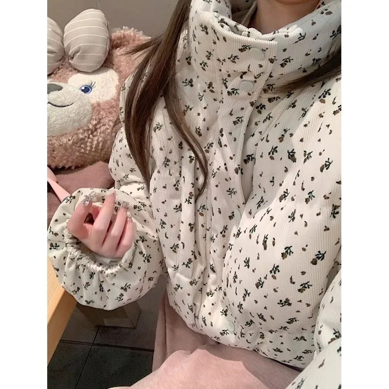 Женская короткая хлопковая куртка с цветочным принтом, вельветовое стеганое пальто с воротником-стойкой, зимняя художественная верхняя одежда в стиле ретро
Женская короткая хлопковая куртка с цветочным принтом, вельветовое стеганое пальто с воротником-стойкой, зимняя художественная верхняя одежда в стиле ретро