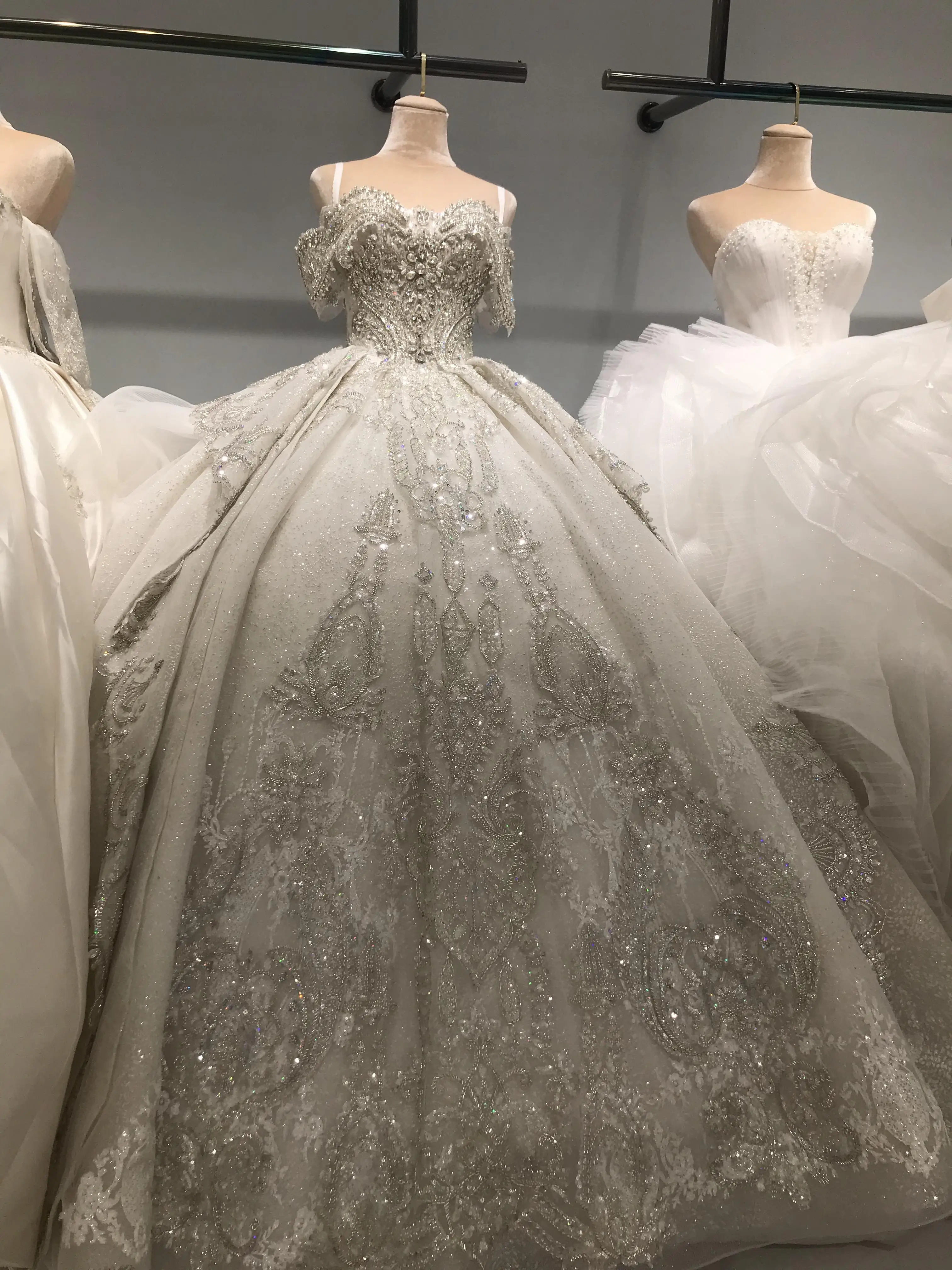 Kisswhite LTT Collection Customized Luxury Princess Wedding Dress 2026 Glitters Ball Gown Dress For Bride
Kisswhite LTT Collection Customized Luxury Princess Wedding Dress 2026 Glitters Ball Gown Dress For Bride