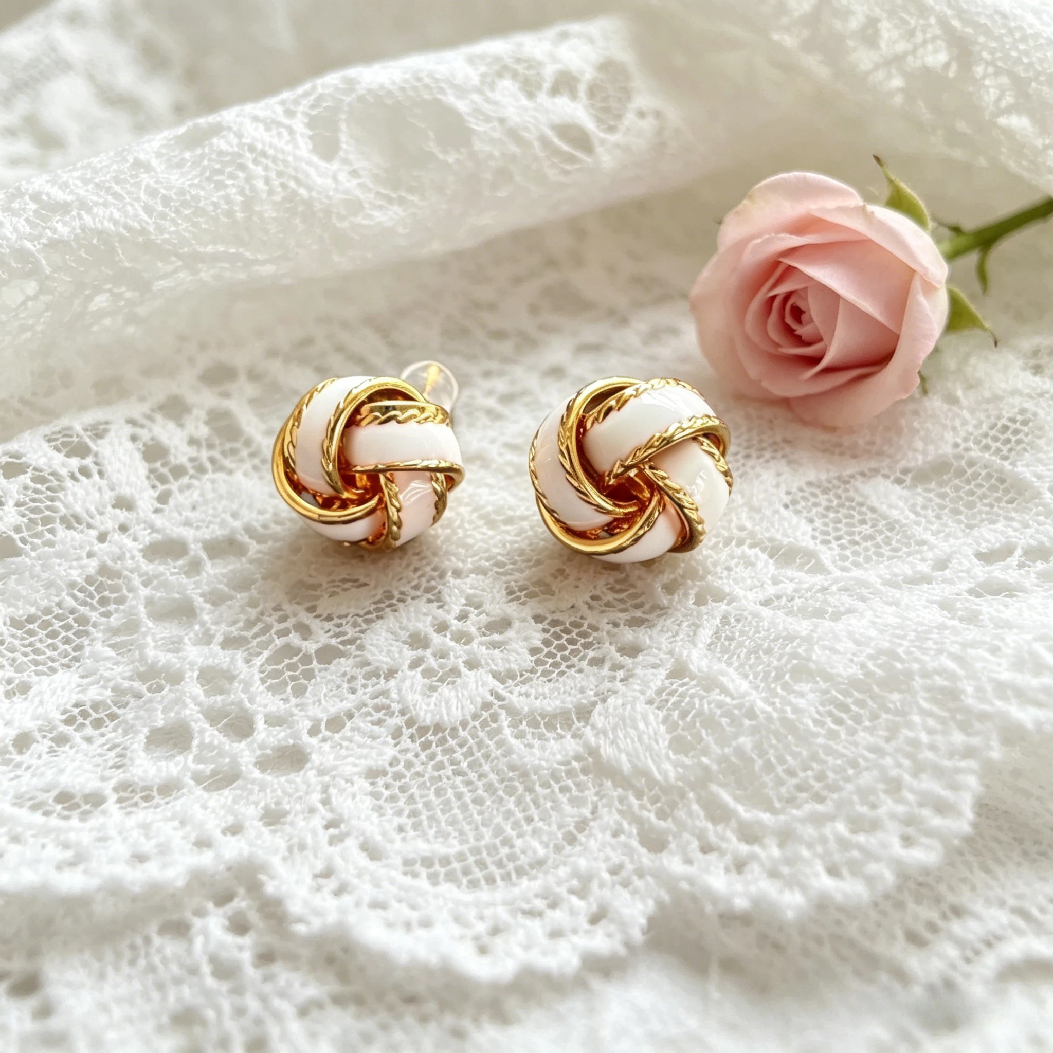 Fashion Jewelry Retro Delicate White Enamel Glaze Drip Oil Twisted Rotating Geometric Small Stud Earrings for Women
Fashion Jewelry Retro Delicate White Enamel Glaze Drip Oil Twisted Rotating Geometric Small Stud Earrings for Women