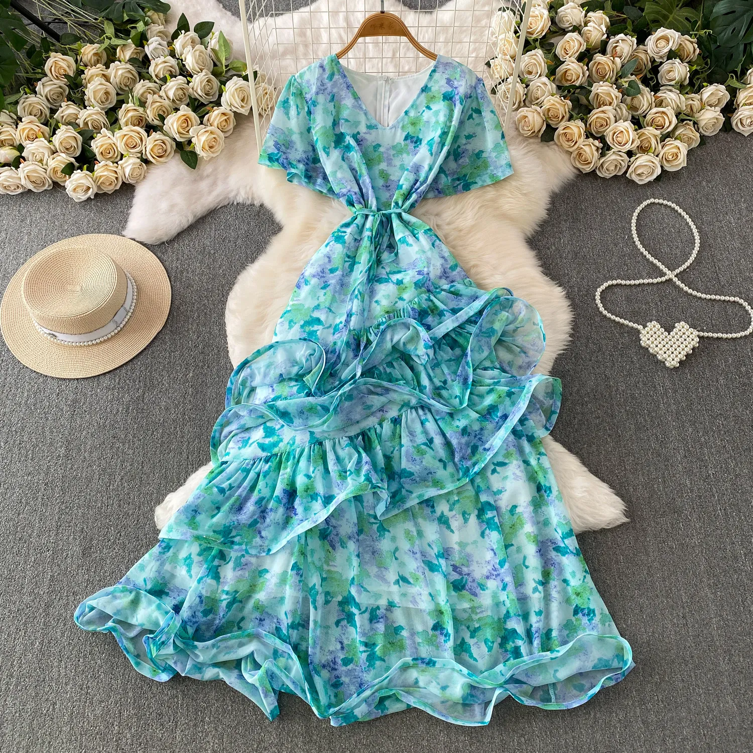 Women's Summer French Style Maxi Dress V-Neck Tiered Cake Blurred Floral Print Lantern Sleeves Elegant Long Gown Female DS524
Women's Summer French Style Maxi Dress V-Neck Tiered Cake Blurred Floral Print Lantern Sleeves Elegant Long Gown Female DS524