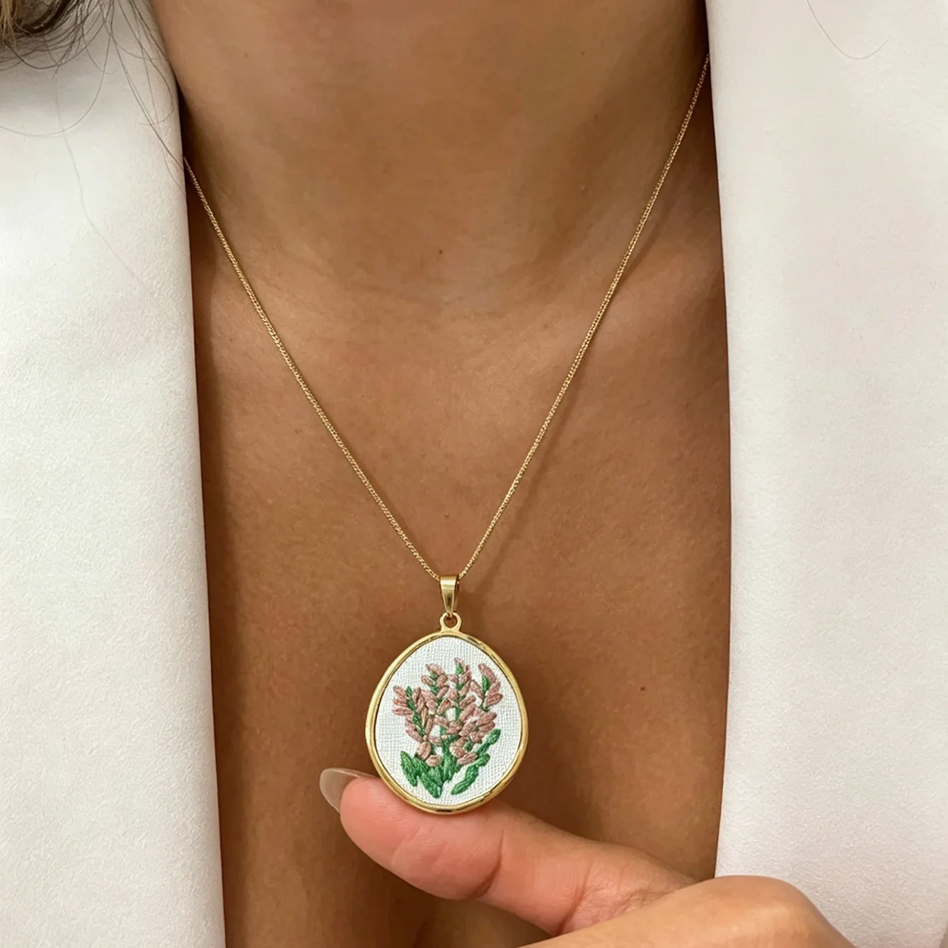 Freetry Elegant Embroidered Flower Design Stainless Steel Necklace for Women Geometric Pendant Waterproof Necklace Jewelry Gift
Freetry Elegant Embroidered Flower Design Stainless Steel Necklace for Women Geometric Pendant Waterproof Necklace Jewelry Gift