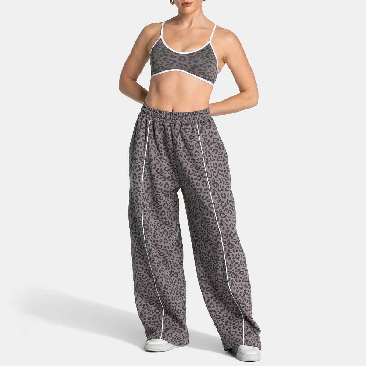 Leopard print yoga set – women’s sports bra and loose pants, breathable, elastic, quick-drying, suitable for gym workouts, fitne
Leopard print yoga set – women’s sports bra and loose pants, breathable, elastic, quick-drying, suitable for gym workouts, fitne