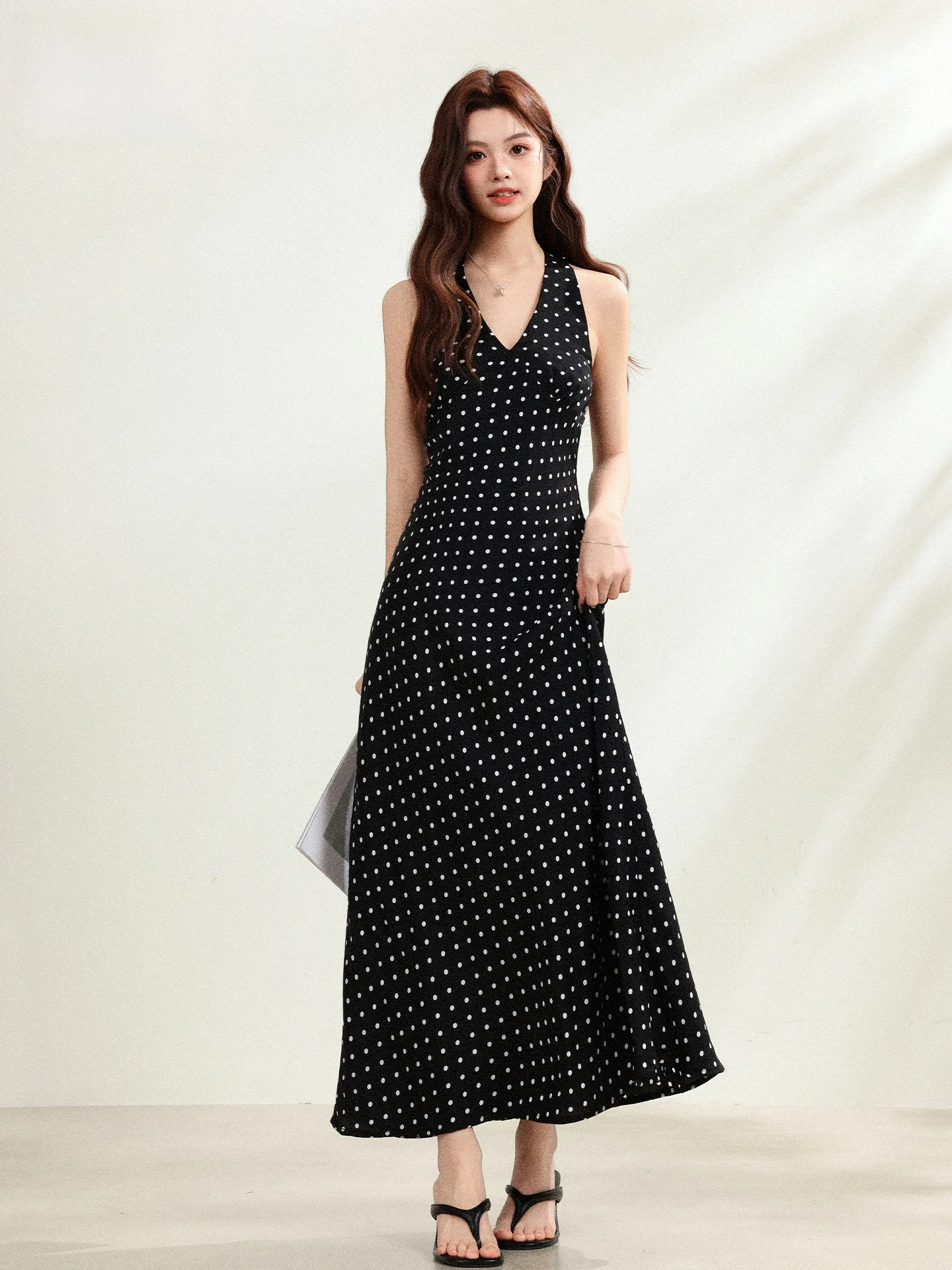 Black V-neck Retro Polka Dot Sleeveless Dress Women's New 2026 Summer Design Slimming Long Skirt High Waist Gathered A-line
Black V-neck Retro Polka Dot Sleeveless Dress Women's New 2026 Summer Design Slimming Long Skirt High Waist Gathered A-line