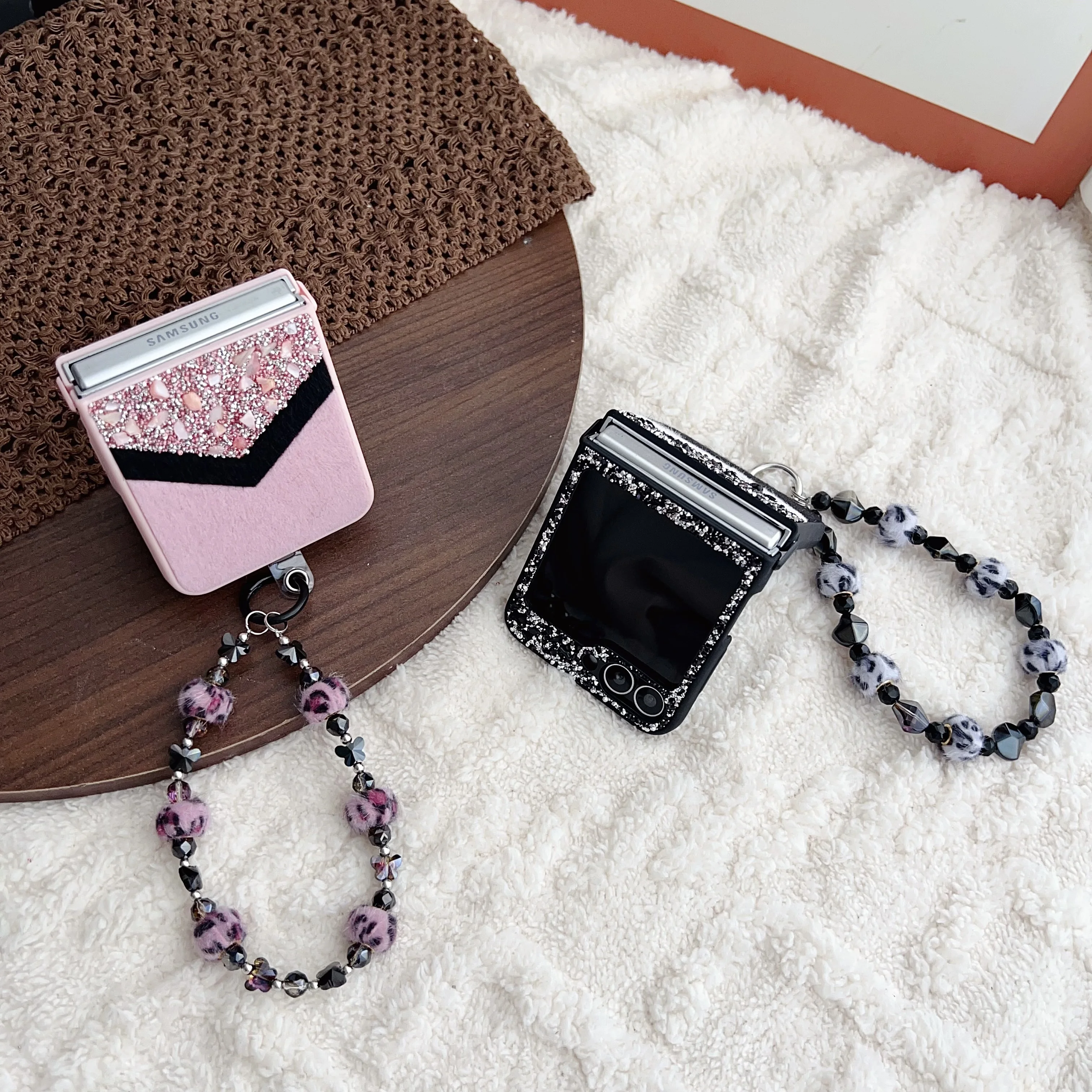 Suitable For Samsung Galaxy Z Flip6/5/4/3 Folding Screen Flash Diamond Stone Mink Plush Splicing + Handheld Beading Phone Case
Suitable For Samsung Galaxy Z Flip6/5/4/3 Folding Screen Flash Diamond Stone Mink Plush Splicing + Handheld Beading Phone Case