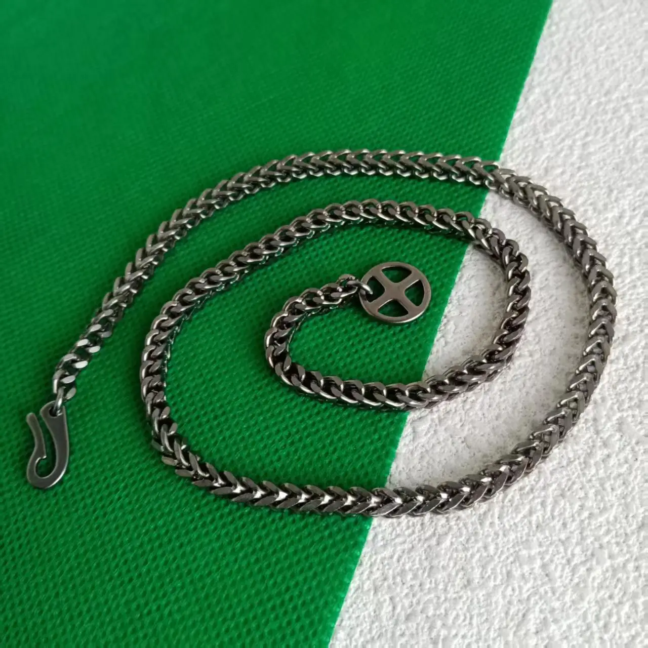 4.0mm new pure titanium keel chain necklace for men, high-end and versatile collarbone chain trend
4.0mm new pure titanium keel chain necklace for men, high-end and versatile collarbone chain trend