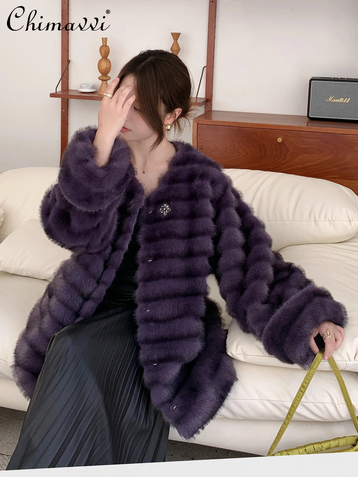 Зимняя одежда 2025 года, новая элитная модная винтажная шуба из норки, женская роскошная и элегантная шуба средней длины с v-образным вырезом из искусственного меха
Зимняя одежда 2025 года, новая элитная модная винтажная шуба из норки, женская роскошная и элегантная шуба средней длины с v-образным вырезом из искусственного меха