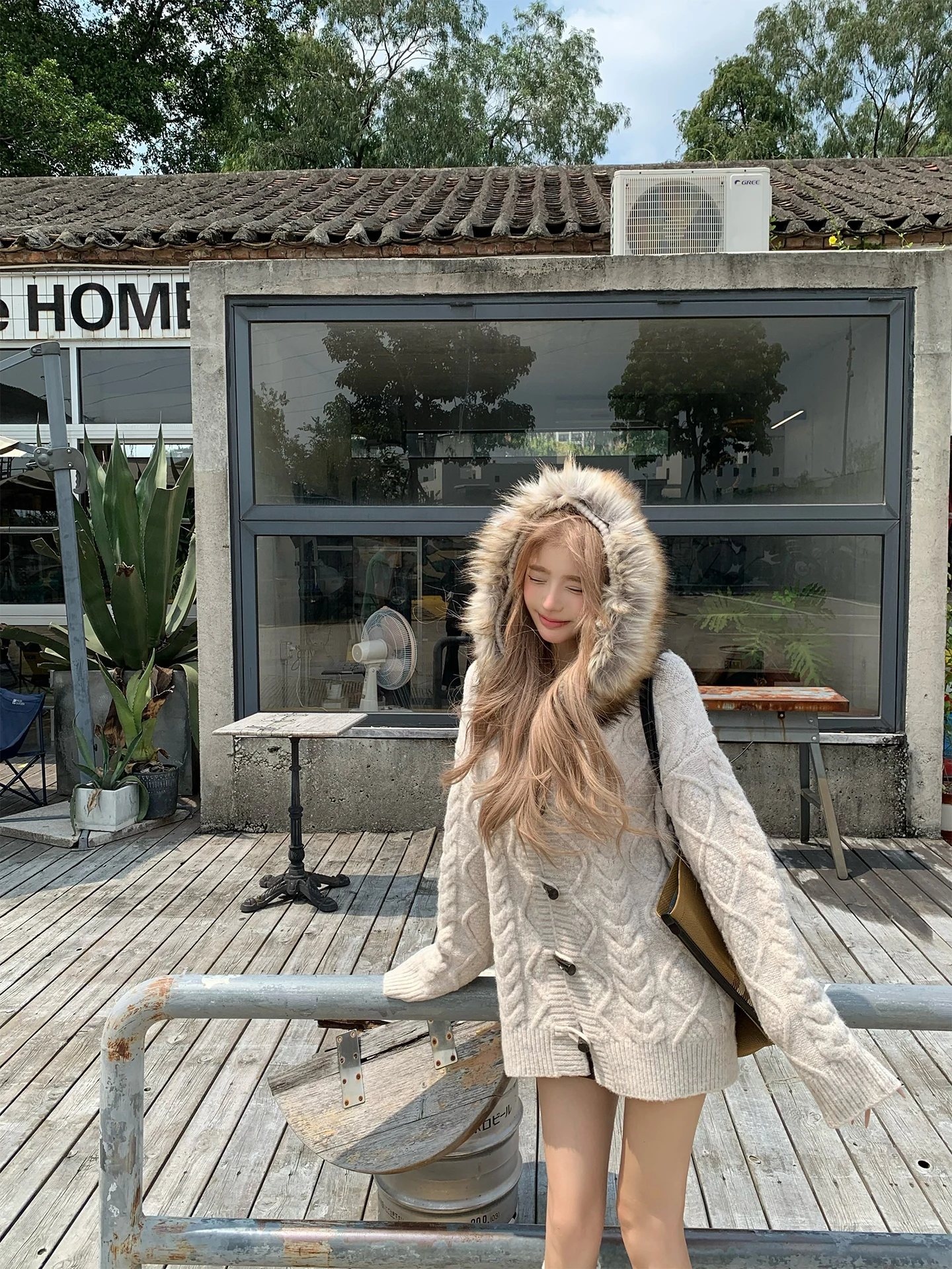 Женский вязаный открытый кардиган, свитер, осень-зима, новинка, женская верхняя одежда на пуговицах с бычьим рогом 2025, ленивый меховой воротник
Женский вязаный открытый кардиган, свитер, осень-зима, новинка, женская верхняя одежда на пуговицах с бычьим рогом 2025, ленивый меховой воротник