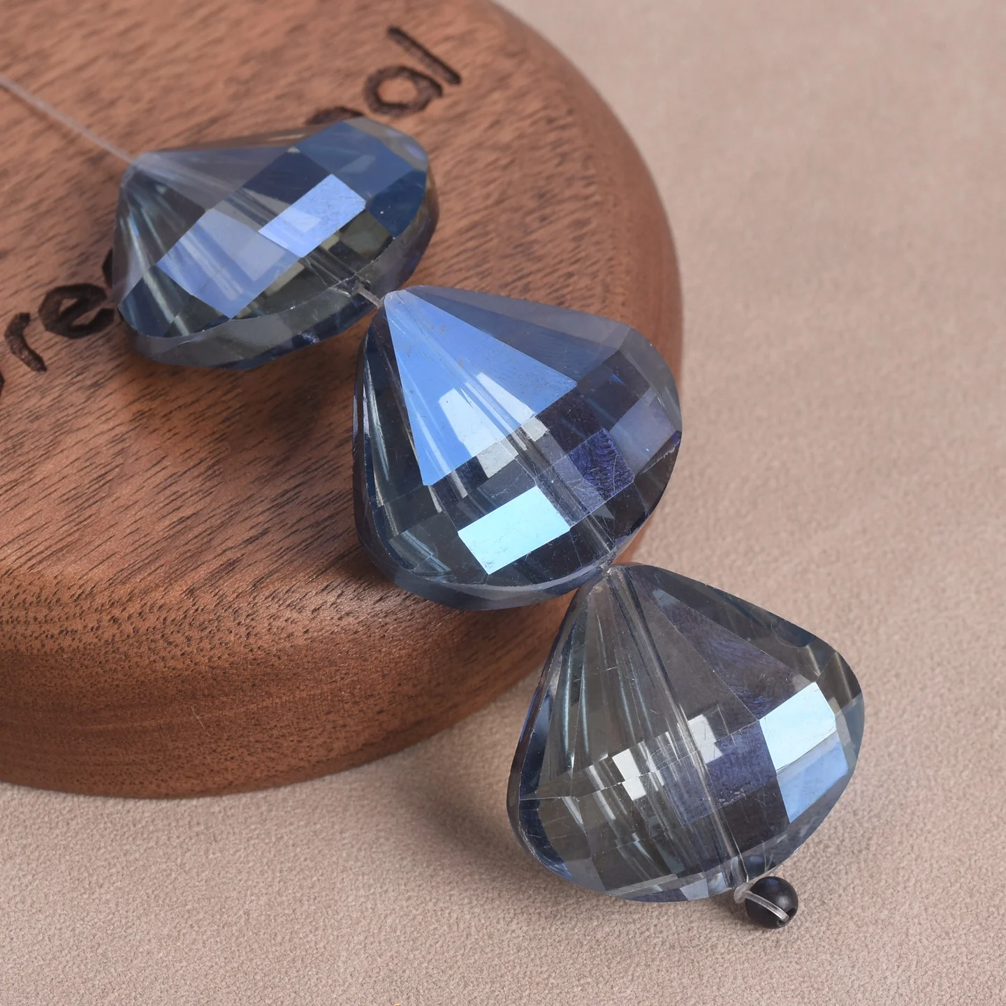 2pcs Diamond Shape 28x25mm Faceted Crystal Glass Loose Beads For Jewelry Making DIY Crafts Findings
2pcs Diamond Shape 28x25mm Faceted Crystal Glass Loose Beads For Jewelry Making DIY Crafts Findings