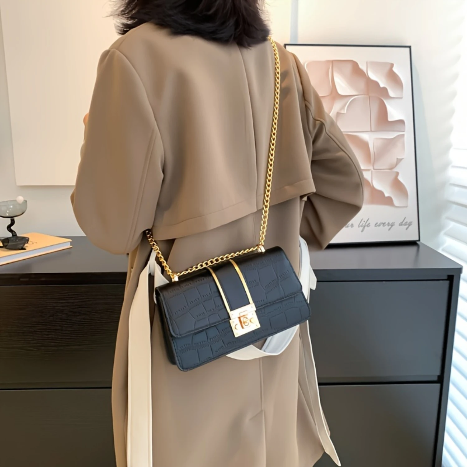 Small Square Elegant Womens Shoulder Bag - Chic Crocodile Pattern, Compact PU Leather - Fashionable Crossbody Purse
Small Square Elegant Womens Shoulder Bag - Chic Crocodile Pattern, Compact PU Leather - Fashionable Crossbody Purse