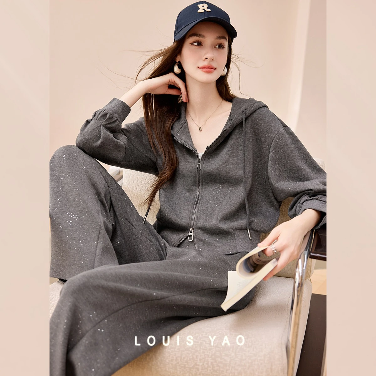 LOUIS YAO Solid Color Hooded Cardigan Women's Two Piece Set 2025 Autumn Simple Sports Tops Straight Pants Shining Matching Sets
LOUIS YAO Solid Color Hooded Cardigan Women's Two Piece Set 2025 Autumn Simple Sports Tops Straight Pants Shining Matching Sets