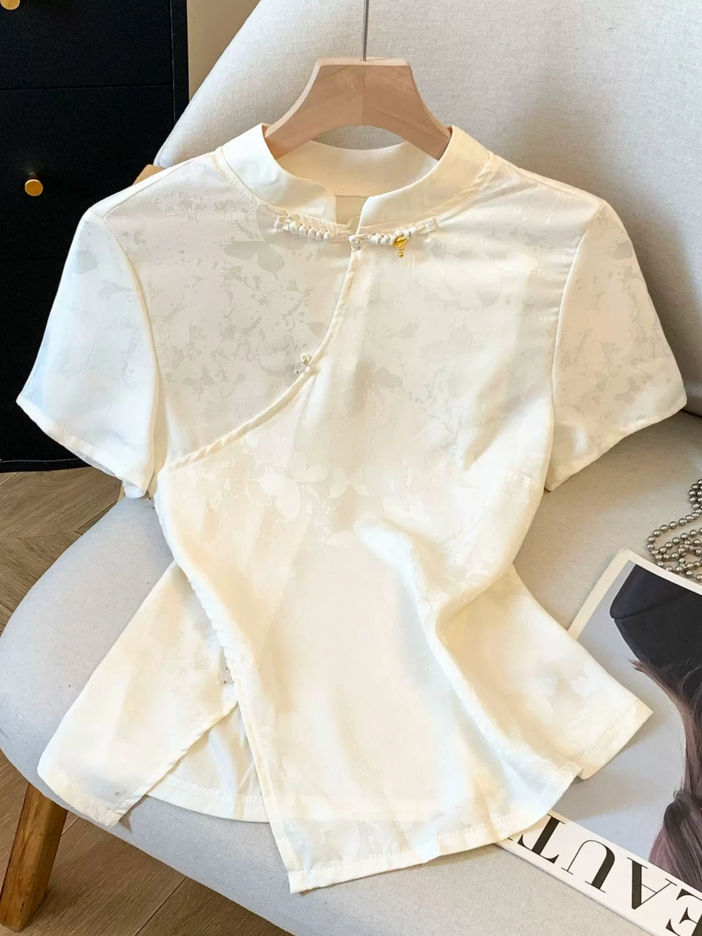 New Chinese Style Short Sleeve Shirt Women Summer 2026 plus Size Slimming Asymmetrical Split Casual Fashion Commute Style
New Chinese Style Short Sleeve Shirt Women Summer 2026 plus Size Slimming Asymmetrical Split Casual Fashion Commute Style