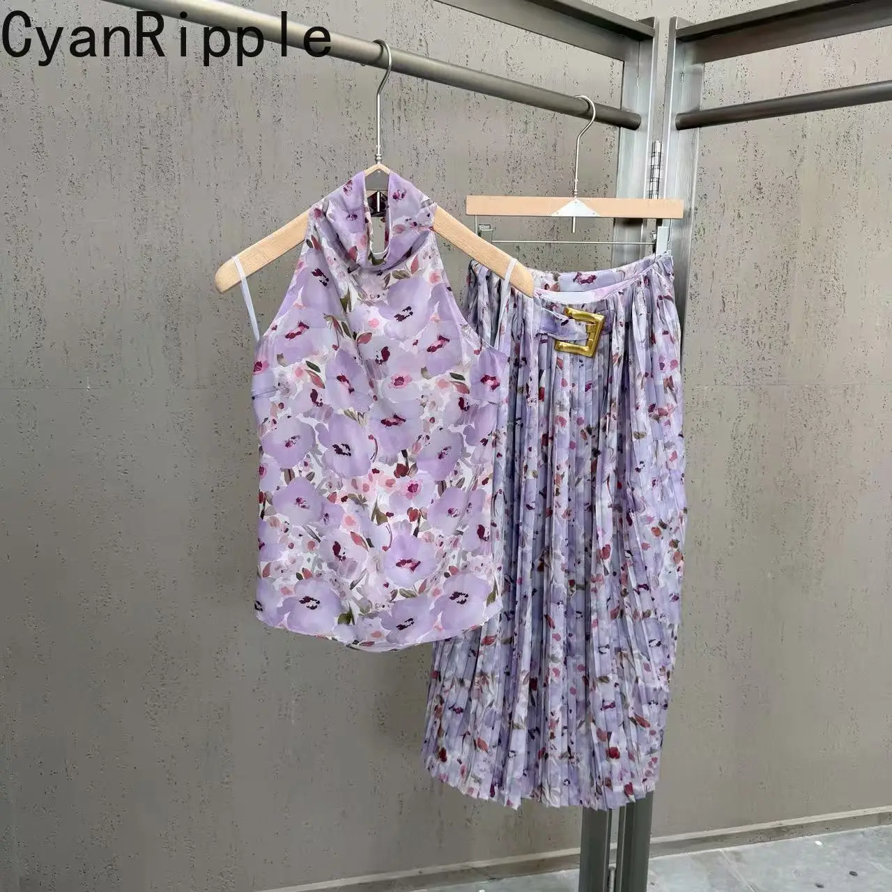 Fashion Lady New Spring Summer Women Two-piece Set Floral Printed Sexy Hanging Neck Backless Vest Metal Buckle Pleated Skirts
Fashion Lady New Spring Summer Women Two-piece Set Floral Printed Sexy Hanging Neck Backless Vest Metal Buckle Pleated Skirts