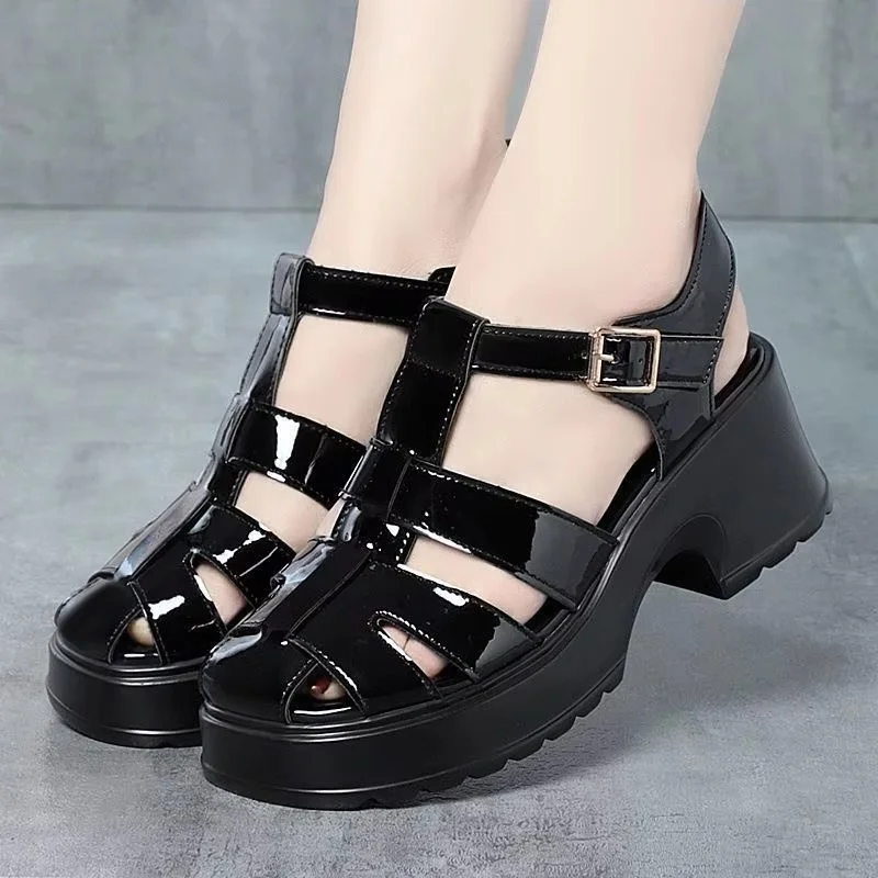 5cm British Thick Bottom Hollow Hole Shoes Patent Leather Sandals 2026 Summer Med Square Heels Gladiator Sandals Office Mom
5cm British Thick Bottom Hollow Hole Shoes Patent Leather Sandals 2026 Summer Med Square Heels Gladiator Sandals Office Mom