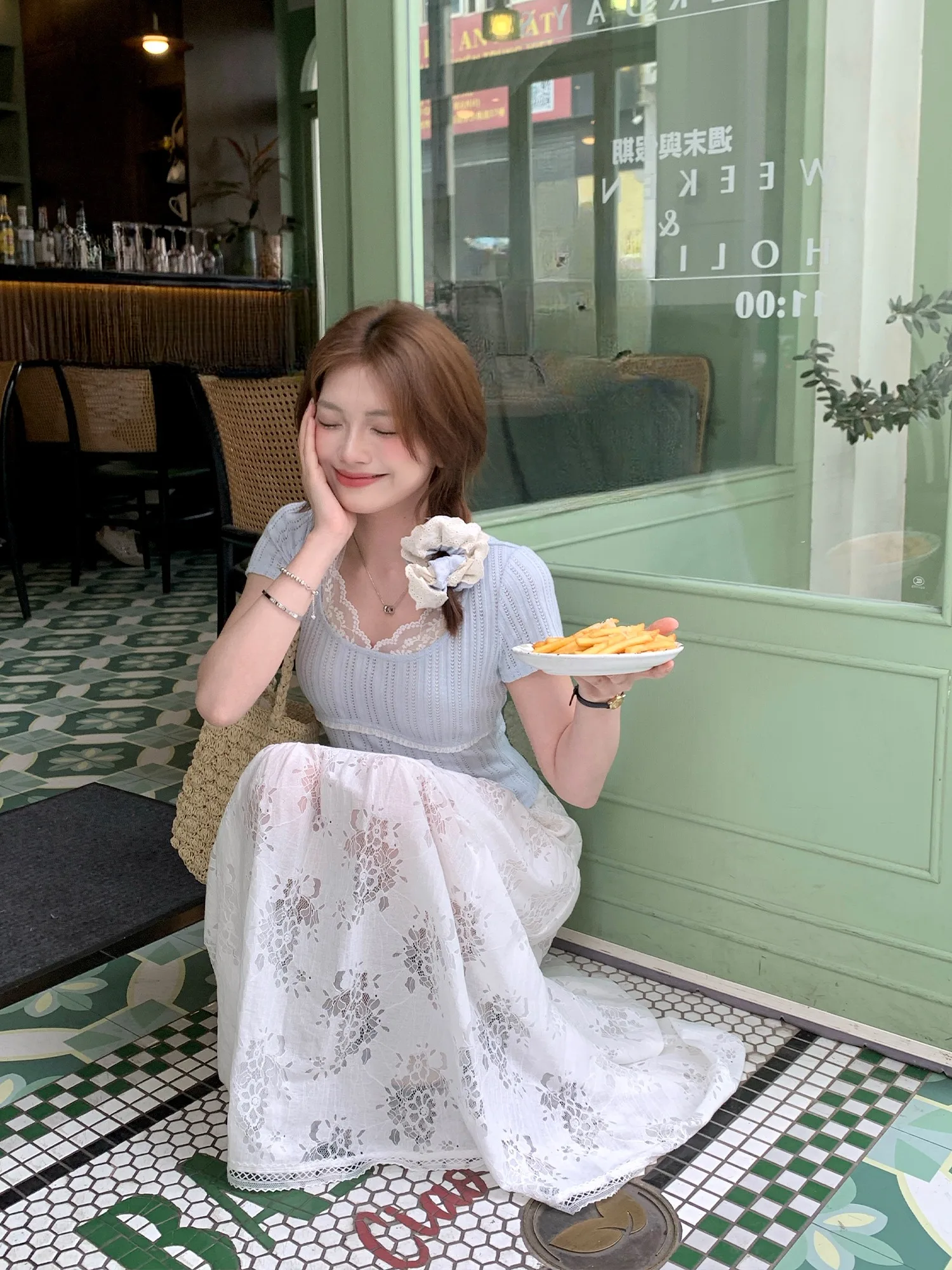 Уникальная красивая белая кружевная юбка макси для женщин, летняя новинка, дизайнерская модель с высокой талией, А-силуэт, в корейском стиле
Уникальная красивая белая кружевная юбка макси для женщин, летняя новинка, дизайнерская модель с высокой талией, А-силуэт, в корейском стиле