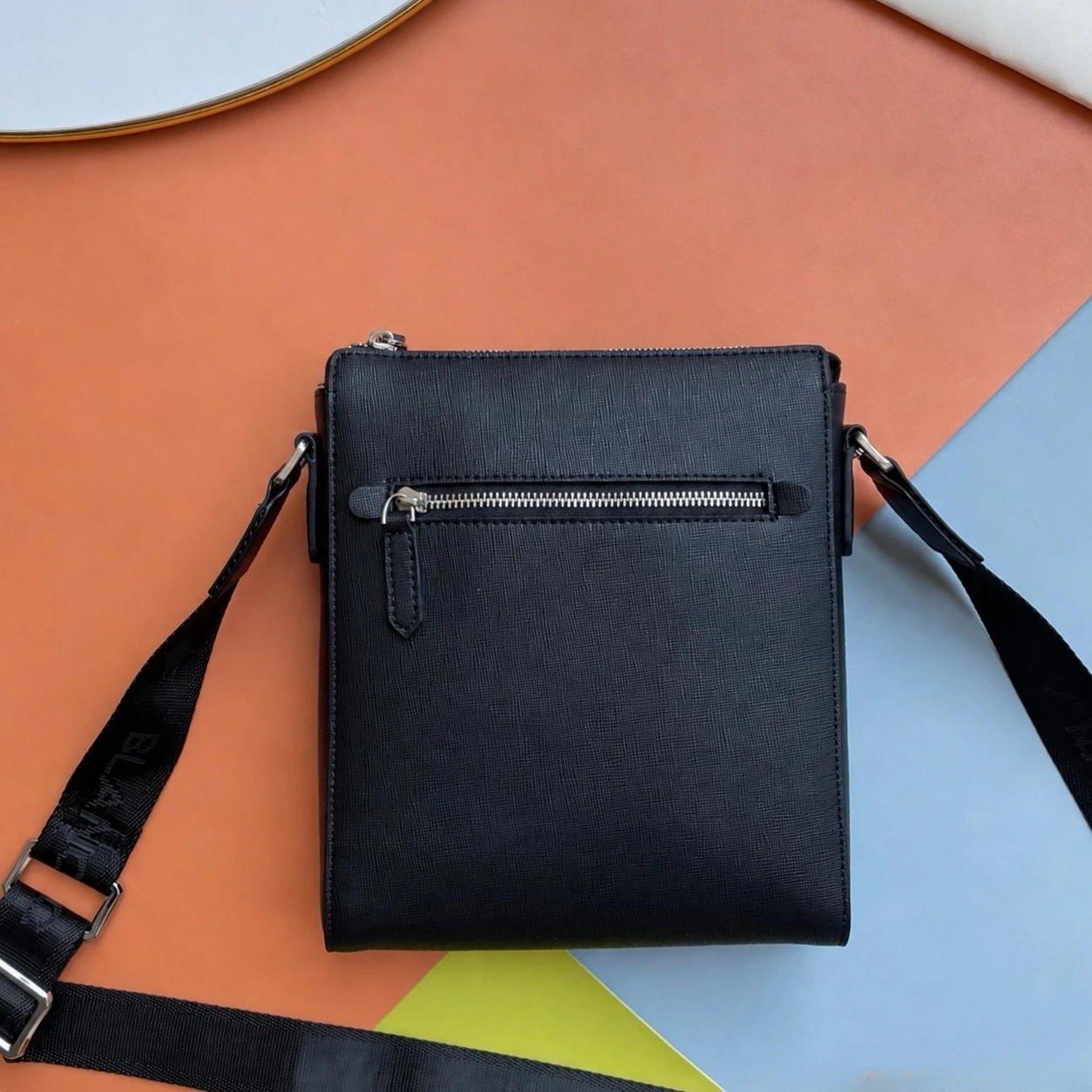 Luxury Designer Men Crossbody Bag Genuine Leather Messenger Shoulder Pouch Scratch Resistant Business Casual Sling Pack Black
Luxury Designer Men Crossbody Bag Genuine Leather Messenger Shoulder Pouch Scratch Resistant Business Casual Sling Pack Black
