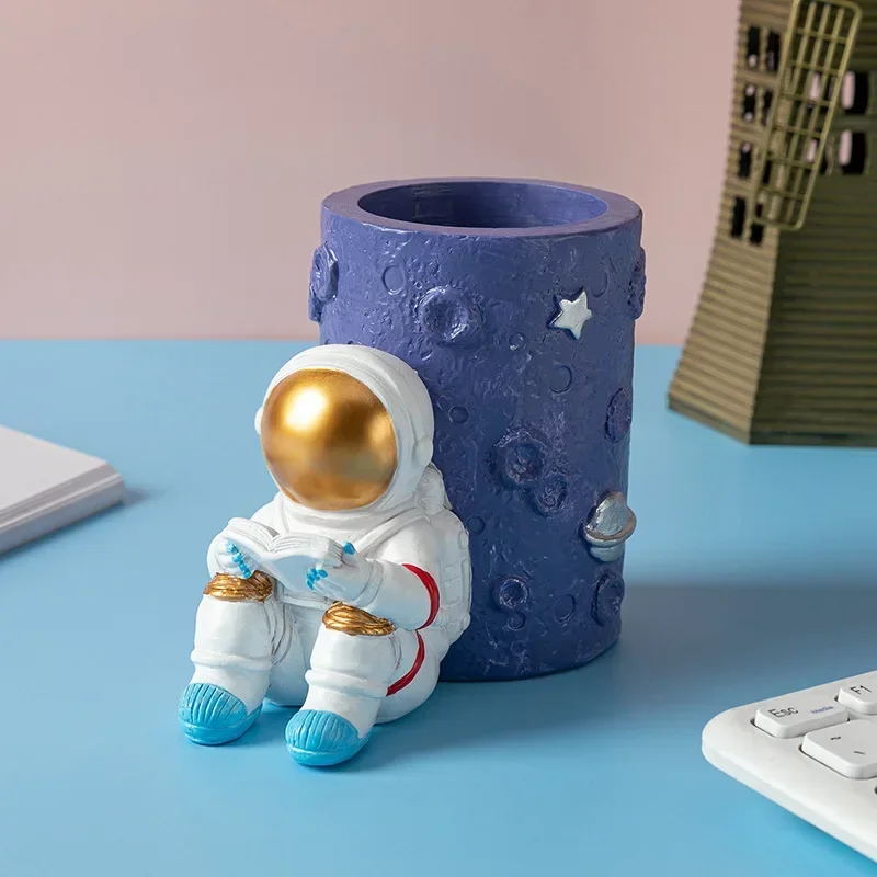 Статуя космонавта, современный домашний декор, настольный ящик для хранения, держатель для карандашей, фигурка космонавта, держатель для ручек, подарок для студента
Статуя космонавта, современный домашний декор, настольный ящик для хранения, держатель для карандашей, фигурка космонавта, держатель для ручек, подарок для студента