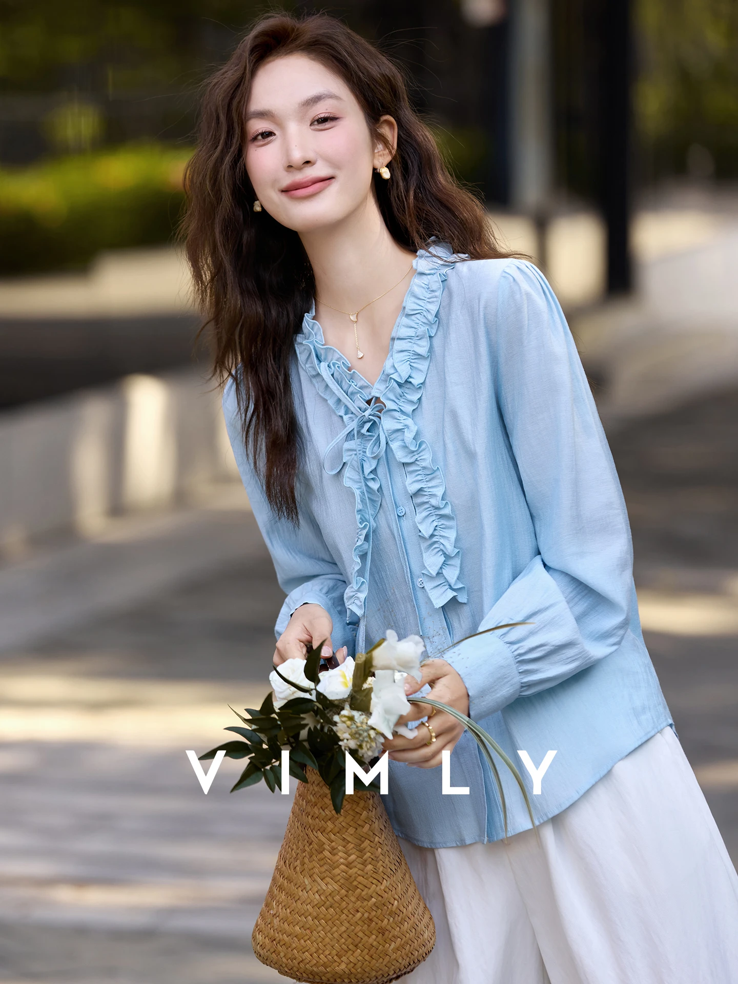 Blue V-neck Chiffon Shirt Women's Spring 2026 Fashionable Belted Wood Grain Bubble Sleeve Top Casual Style Long Sleeve
Blue V-neck Chiffon Shirt Women's Spring 2026 Fashionable Belted Wood Grain Bubble Sleeve Top Casual Style Long Sleeve