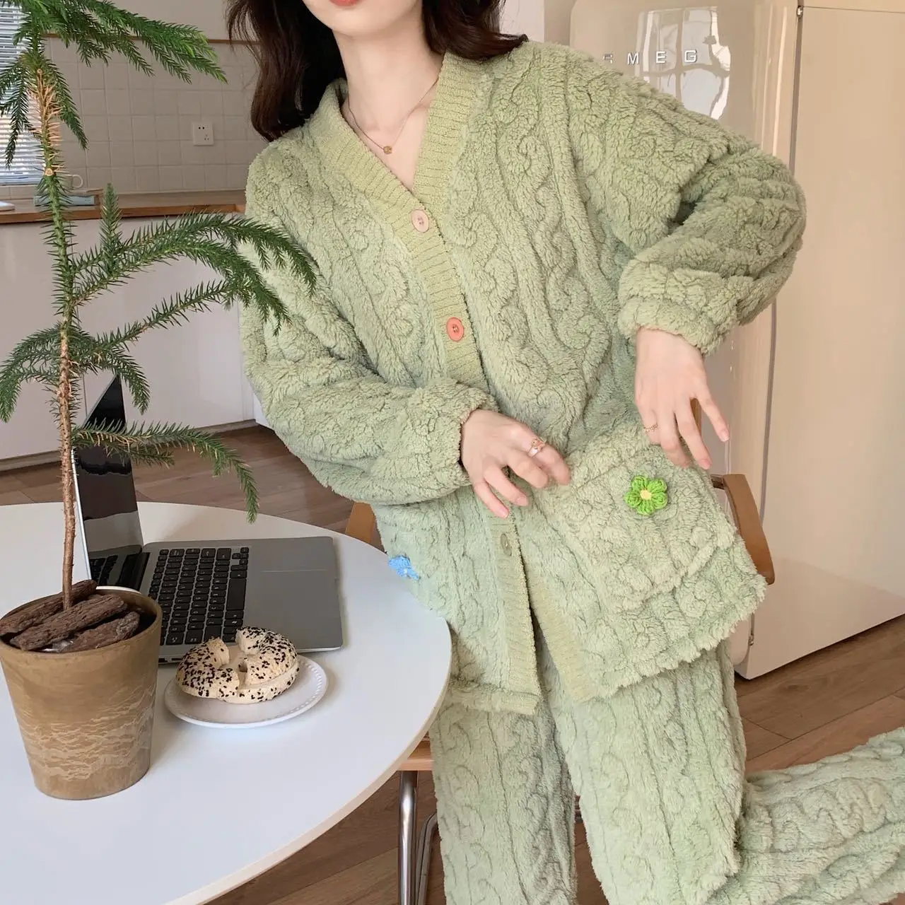 2025 New Flannel Jacquard Plush Homewear Ladies' Autumn/Winter Coral Fleece Pyjama Set Cardigan Long-Sleeved Autumn/Winter Wear
2025 New Flannel Jacquard Plush Homewear Ladies' Autumn/Winter Coral Fleece Pyjama Set Cardigan Long-Sleeved Autumn/Winter Wear