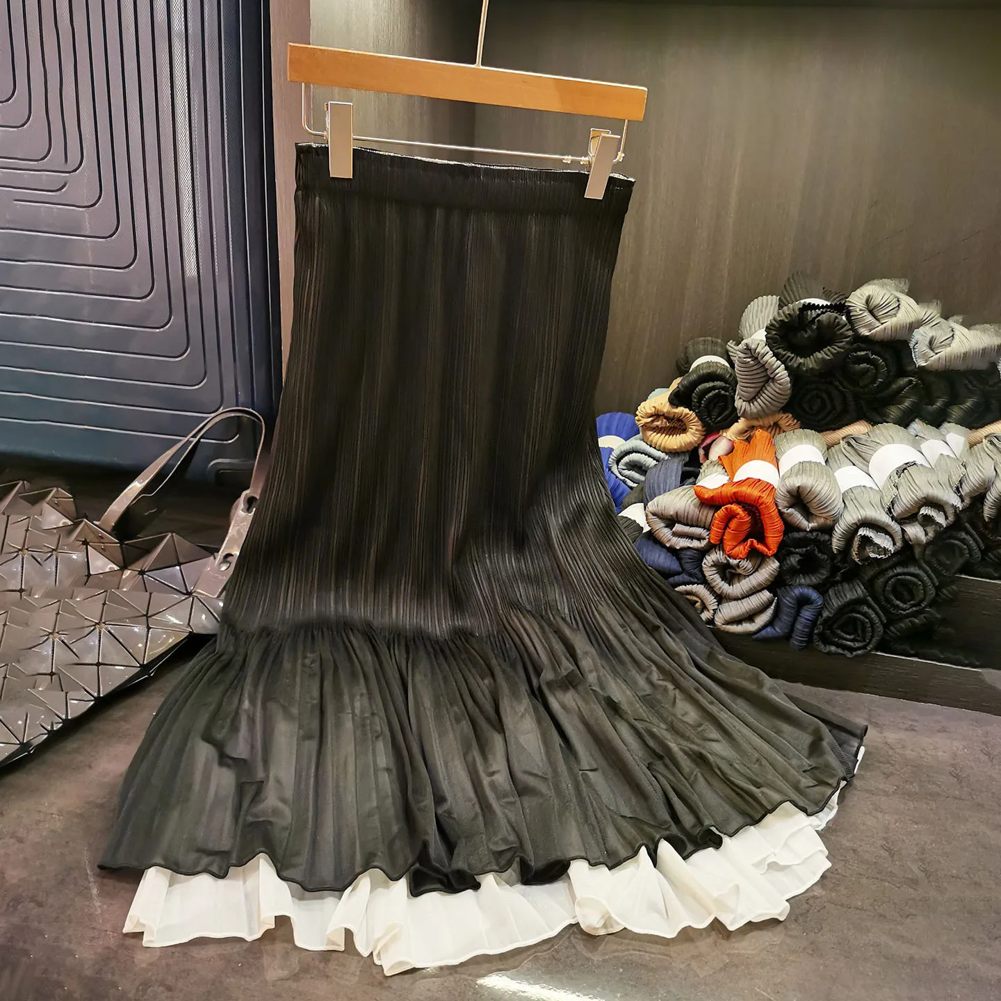 Miyake Pleated Half Skirt Plisse French Black Fold Jupe Women 2025 Summer Pleat Thin Casual Pleats A-line Skirt Women Clothing
Miyake Pleated Half Skirt Plisse French Black Fold Jupe Women 2025 Summer Pleat Thin Casual Pleats A-line Skirt Women Clothing