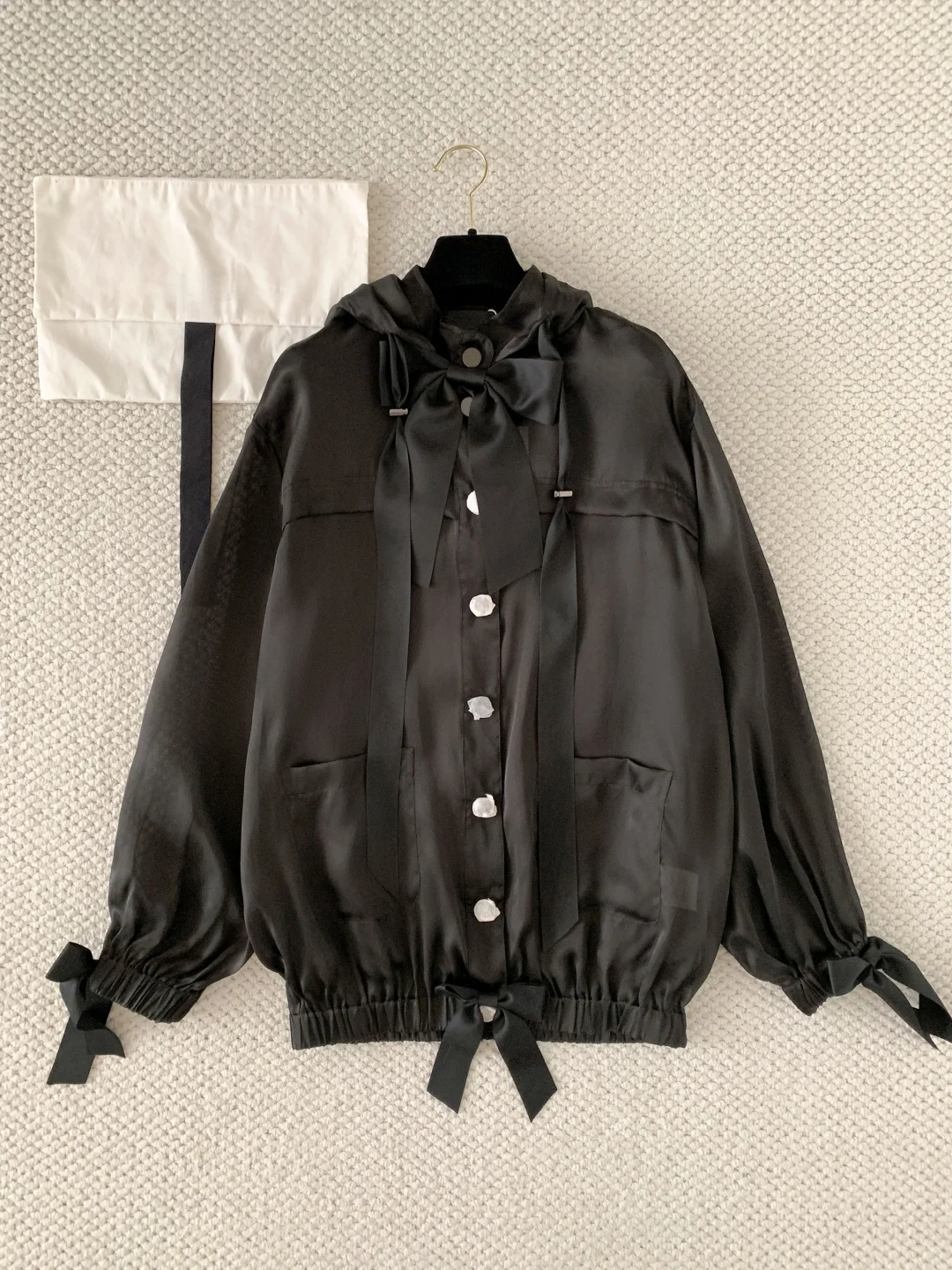 2026 Spring/Summer New Women's Shirt Jacket, Bow Tie Bubble Sleeve Shirt Top+Silk Strap Inner, Two Piece Set Top, High Quality,
2026 Spring/Summer New Women's Shirt Jacket, Bow Tie Bubble Sleeve Shirt Top+Silk Strap Inner, Two Piece Set Top, High Quality,