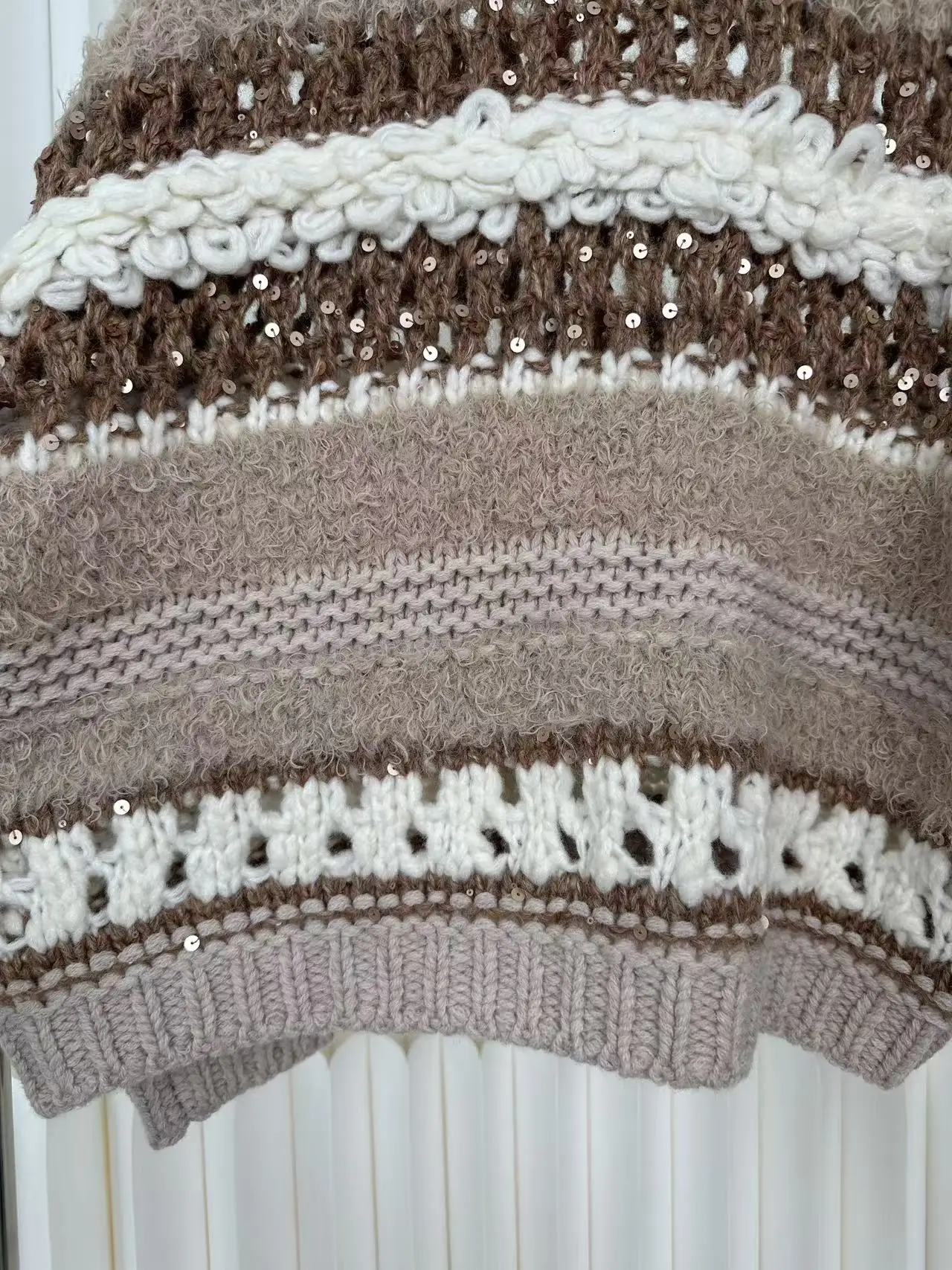 Осень-зима 2022, новый высококачественный женский кашемировый свитер с тяжелыми пайетками, модный кашемировый свитер с круглым вырезом и длинными рукавами
Осень-зима 2022, новый высококачественный женский кашемировый свитер с тяжелыми пайетками, модный кашемировый свитер с круглым вырезом и длинными рукавами