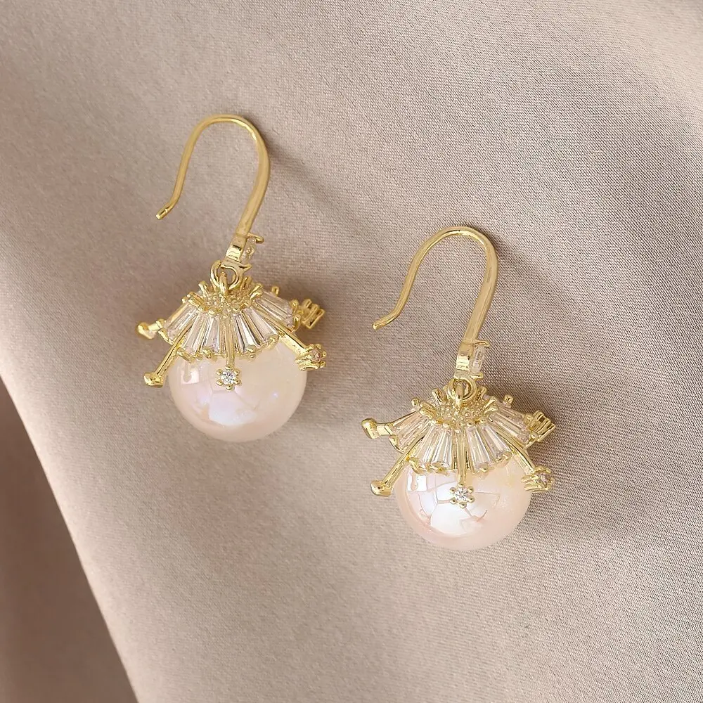 Fashionable, exquisite, fresh and high-end zircon pearl ear hooks, high-quality niche light luxury and elegant earrings
Fashionable, exquisite, fresh and high-end zircon pearl ear hooks, high-quality niche light luxury and elegant earrings