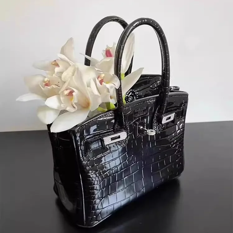 Platinum Bags Vases Creative Art Ornaments Light Luxury Home Flower Arrangement Containers Decorative Gifts Gothic Decor
Platinum Bags Vases Creative Art Ornaments Light Luxury Home Flower Arrangement Containers Decorative Gifts Gothic Decor