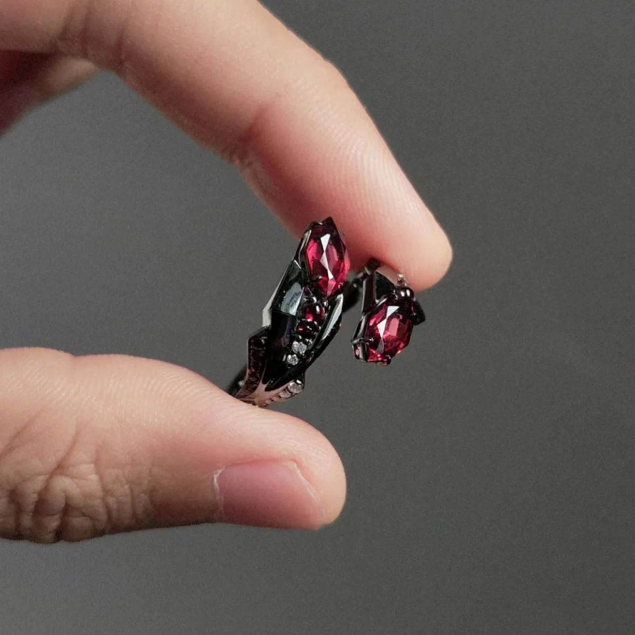 Red Opening Ring Black Gold Color Imitation Red Diamond Inlaid with Niche Design Trendy Retro Dark Personality Punk Ring Jewelry
Red Opening Ring Black Gold Color Imitation Red Diamond Inlaid with Niche Design Trendy Retro Dark Personality Punk Ring Jewelry