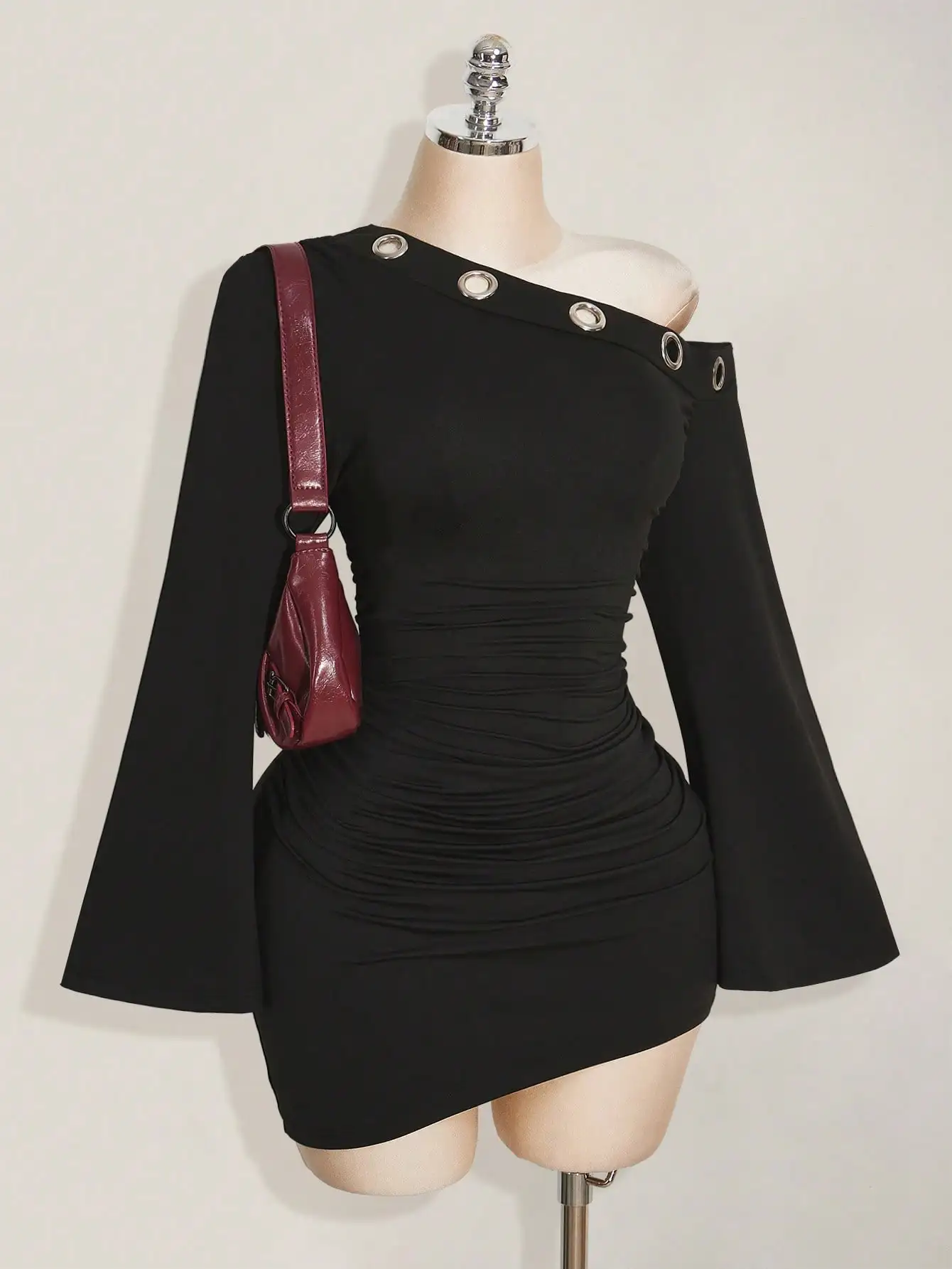 Черное мини-платье с открытыми плечами, металлическими люверсами, драпировкой на талии и расклешенными рукавами
Черное мини-платье с открытыми плечами, металлическими люверсами, драпировкой на талии и расклешенными рукавами