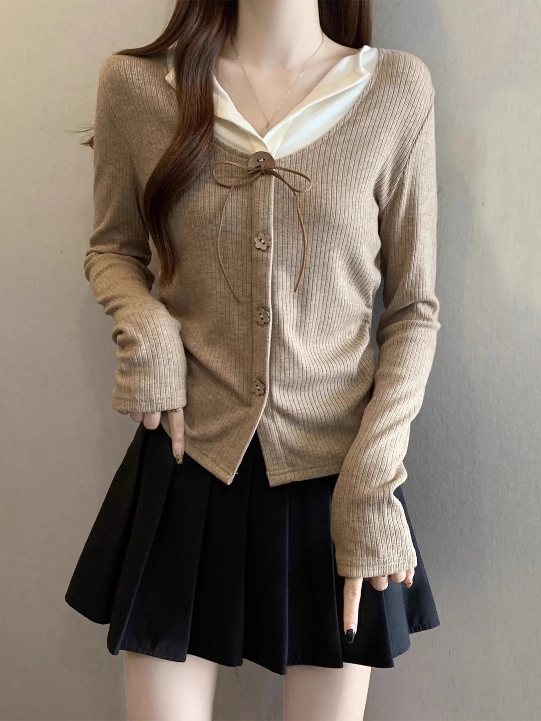 Женская удлиненная футболка цвета хаки с V-образным вырезом, больших размеров, осенне-зимняя, с завышенной талией, асимметричный крой, в корейском стиле, свободного кроя, для повседневной носки, ветрозащитная
Женская удлиненная футболка цвета хаки с V-образным вырезом, больших размеров, осенне-зимняя, с завышенной талией, асимметричный крой, в корейском стиле, свободного кроя, для повседневной носки, ветрозащитная