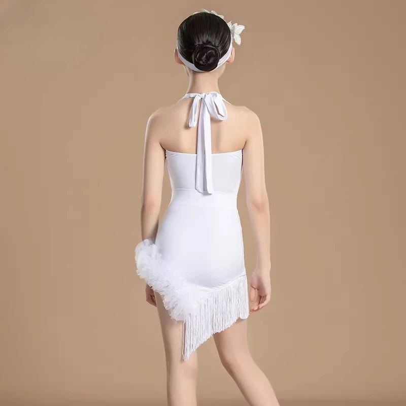 Girls' white featherfringed Latin dance dress flower neckpiece childrens professional competition performance outfit
Girls' white featherfringed Latin dance dress flower neckpiece childrens professional competition performance outfit