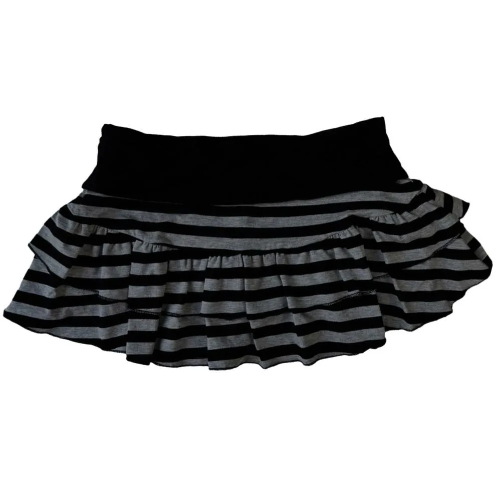 Elegant Black and Grey Y2K Mini Skirt Tight Fit Ruffle Striped Mini Skirt Elastic Waist Grunge Mini Skirt Female Fashion
Elegant Black and Grey Y2K Mini Skirt Tight Fit Ruffle Striped Mini Skirt Elastic Waist Grunge Mini Skirt Female Fashion