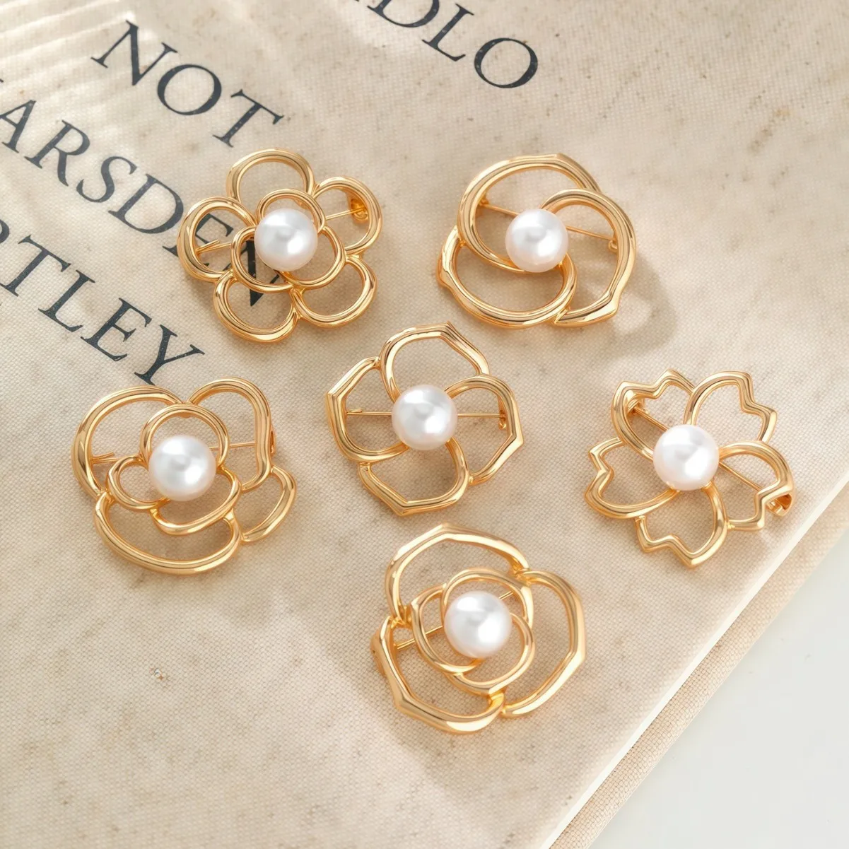 Антибликовая брошь с камелией, полая темпераментная жемчужная грудь, цветок, одежда, фиксированные аксессуары, булавка для костюма
Антибликовая брошь с камелией, полая темпераментная жемчужная грудь, цветок, одежда, фиксированные аксессуары, булавка для костюма