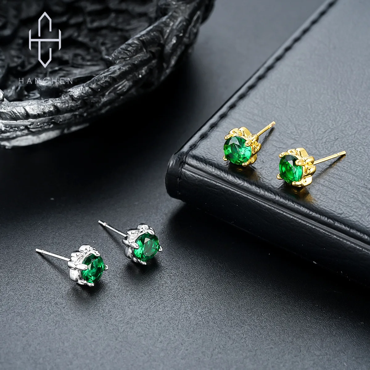 One pair, four-claw green diamond zircon stud earrings, men's ruffian handsome, cool punk style, hip-hop unisex, low sensitivity and easy to wear, travel parties are versatile every day, gift giving
One pair, four-claw green diamond zircon stud earrings, men's ruffian handsome, cool punk style, hip-hop unisex, low sensitivity and easy to wear, travel parties are versatile every day, gift giving