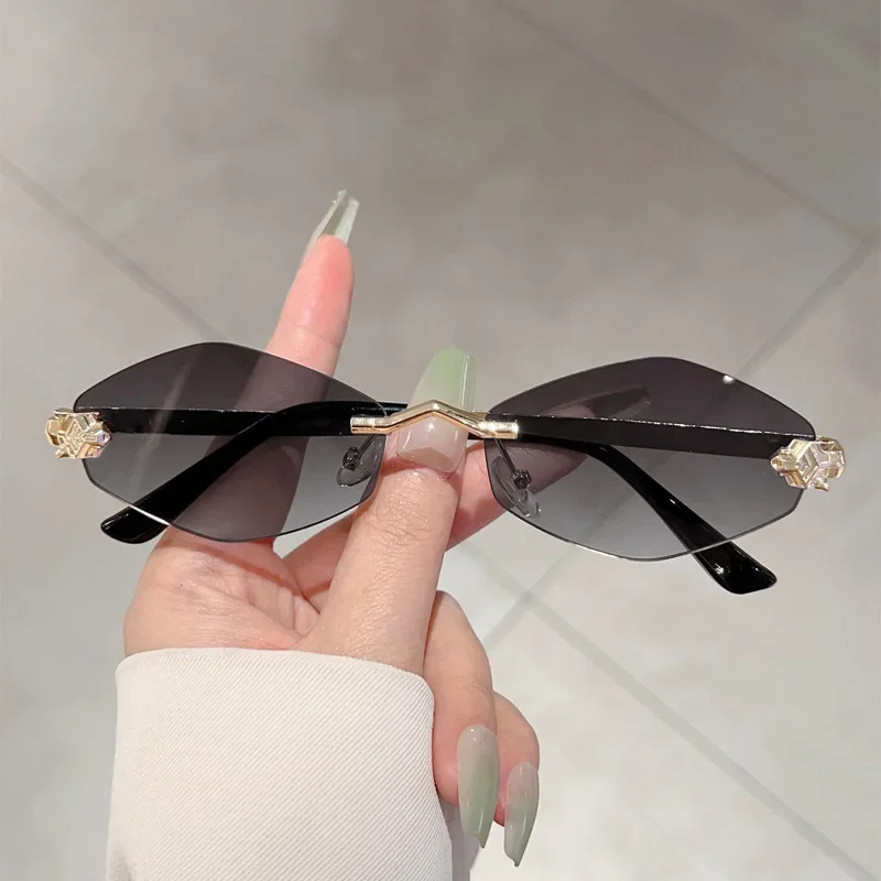Vintage Rimless Rhombus Sunglasses Women For Men 2025 Luxury Brand Designer Popular Punk Hip Hop Metal Leopard Head Sun Glasses
Vintage Rimless Rhombus Sunglasses Women For Men 2025 Luxury Brand Designer Popular Punk Hip Hop Metal Leopard Head Sun Glasses