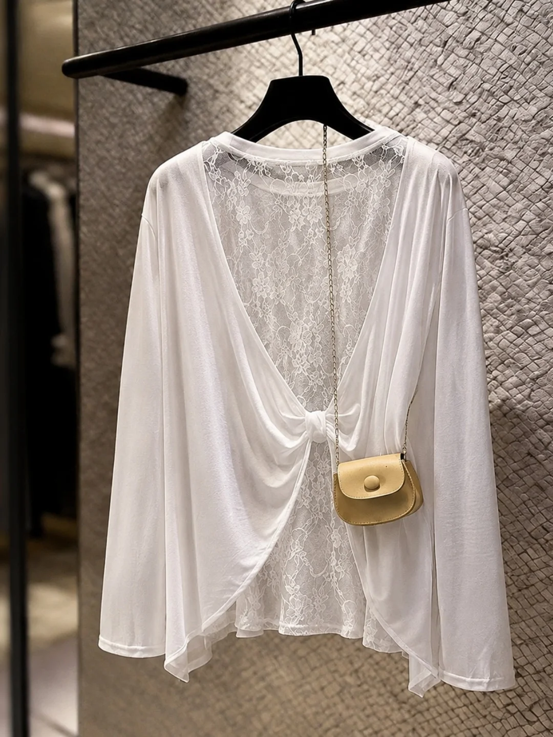 Summer 2026 New Lace Splicing Design Long Sleeve T-Shirt Women's Loose Casual Versatile Sun Protection Top Commute Fashion
Summer 2026 New Lace Splicing Design Long Sleeve T-Shirt Women's Loose Casual Versatile Sun Protection Top Commute Fashion