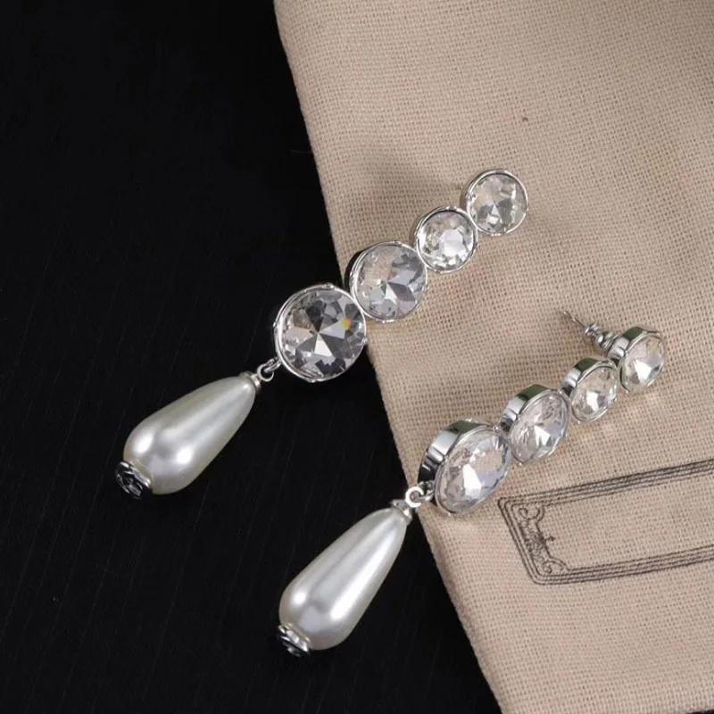 Bobokiki Jewelry Fashion Letters Titanium Steel Micro-Inlaid AAA Zircon Silver Needle Luxury Retro Pearl Long Earrings
Bobokiki Jewelry Fashion Letters Titanium Steel Micro-Inlaid AAA Zircon Silver Needle Luxury Retro Pearl Long Earrings