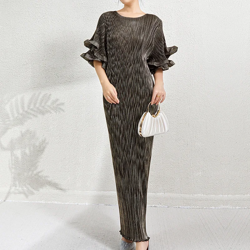 Metallic Slim Fit Dress with Pleated Double Layered Lace Sleeves High Waist One Step Skirt for Casual And Party Wear
Metallic Slim Fit Dress with Pleated Double Layered Lace Sleeves High Waist One Step Skirt for Casual And Party Wear