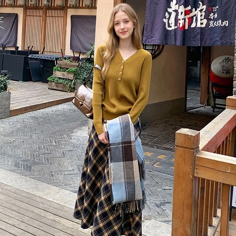 Spring and autumn French V-neck temperament striped long-sleeved bottoming shirt, white elegant ladies casual pullover sweater
Spring and autumn French V-neck temperament striped long-sleeved bottoming shirt, white elegant ladies casual pullover sweater