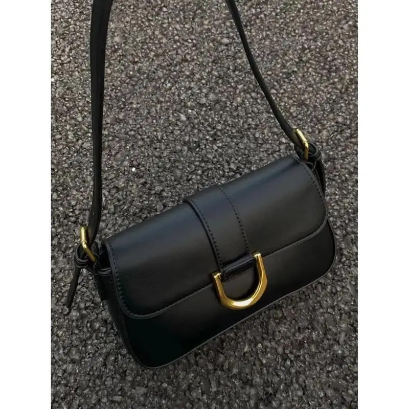 Classic Black Shoulder Underarm Bag Advanced Texture PU 2025 Spring New Bag Retro Buckle Fashion Style Versatile Crossbody Bag
Classic Black Shoulder Underarm Bag Advanced Texture PU 2025 Spring New Bag Retro Buckle Fashion Style Versatile Crossbody Bag