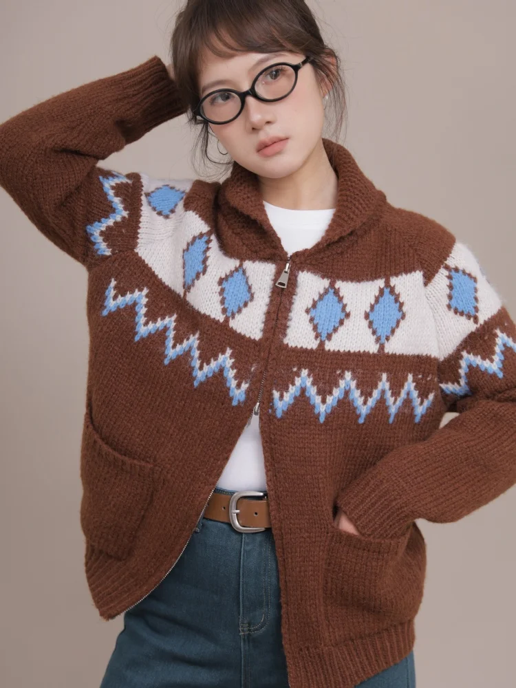 Женская осенне-зимняя верхняя одежда Ohmyloli: коричневая ретро-куртка-свитер с геометрическим цветным пэчворком и молнией на плече
Женская осенне-зимняя верхняя одежда Ohmyloli: коричневая ретро-куртка-свитер с геометрическим цветным пэчворком и молнией на плече