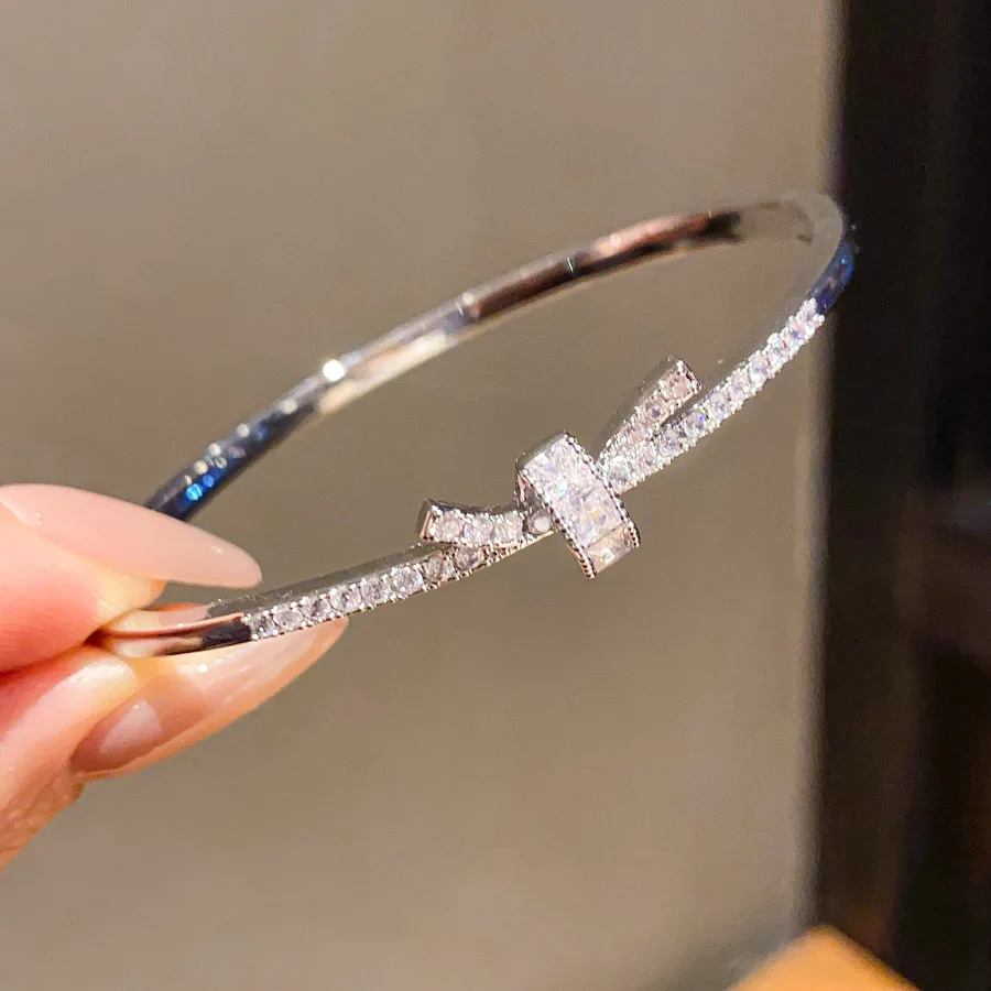 Zirconia fashion bow-shaped clasp bracelet - luxurious, niche, high-end, sophisticated wristband, retro commuting accessory
Zirconia fashion bow-shaped clasp bracelet - luxurious, niche, high-end, sophisticated wristband, retro commuting accessory